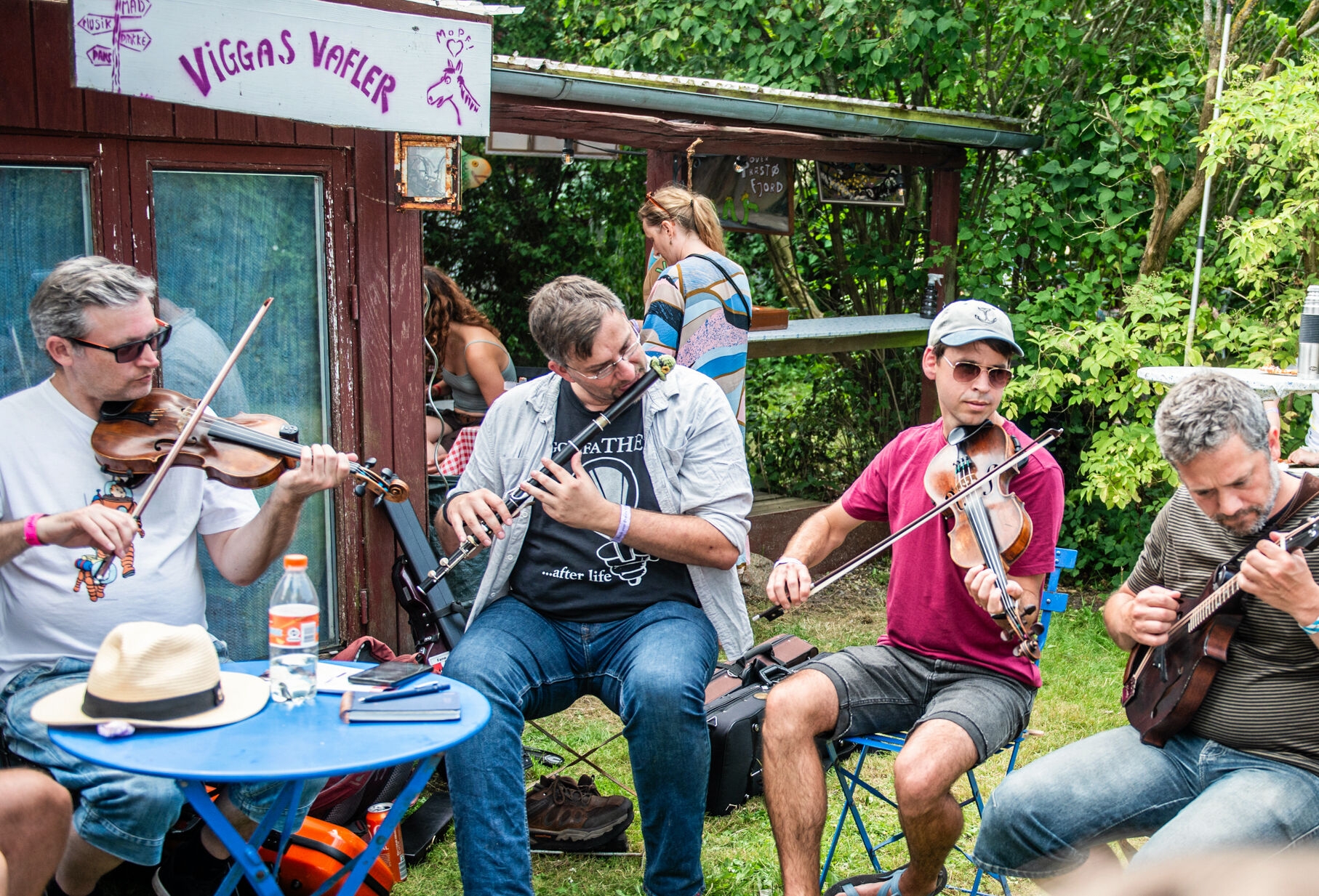 Uden for scenerne er der gang i jams mange steder - også i folkemusikken kendt som buskspil. - Franseska Mortensen Uden for scenerne er der gang i jams mange steder - også i folkemusikken kendt som buskspil.