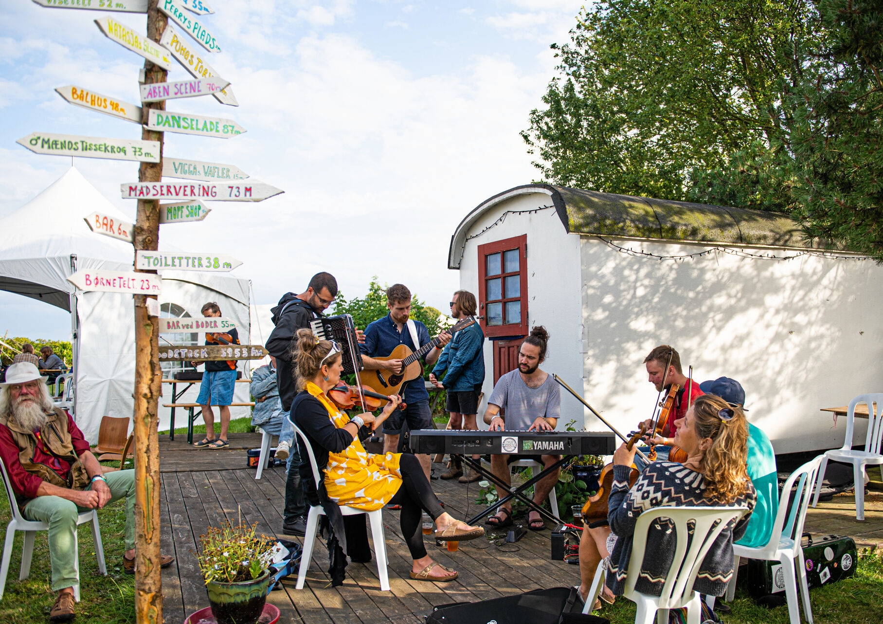 Der er masser af liv og nærvær og tilbud for store og små ved den lokale folkemusik-festival. - Franseska Mortensen Der er masser af liv og nærvær og tilbud for store og små ved den lokale folkemusik-festival.