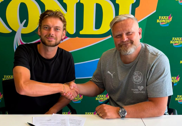 Storm Hollensted (tv.) er ny mand i den grønne trøje. Her sammen med sportschef Kenneth Gangsted.