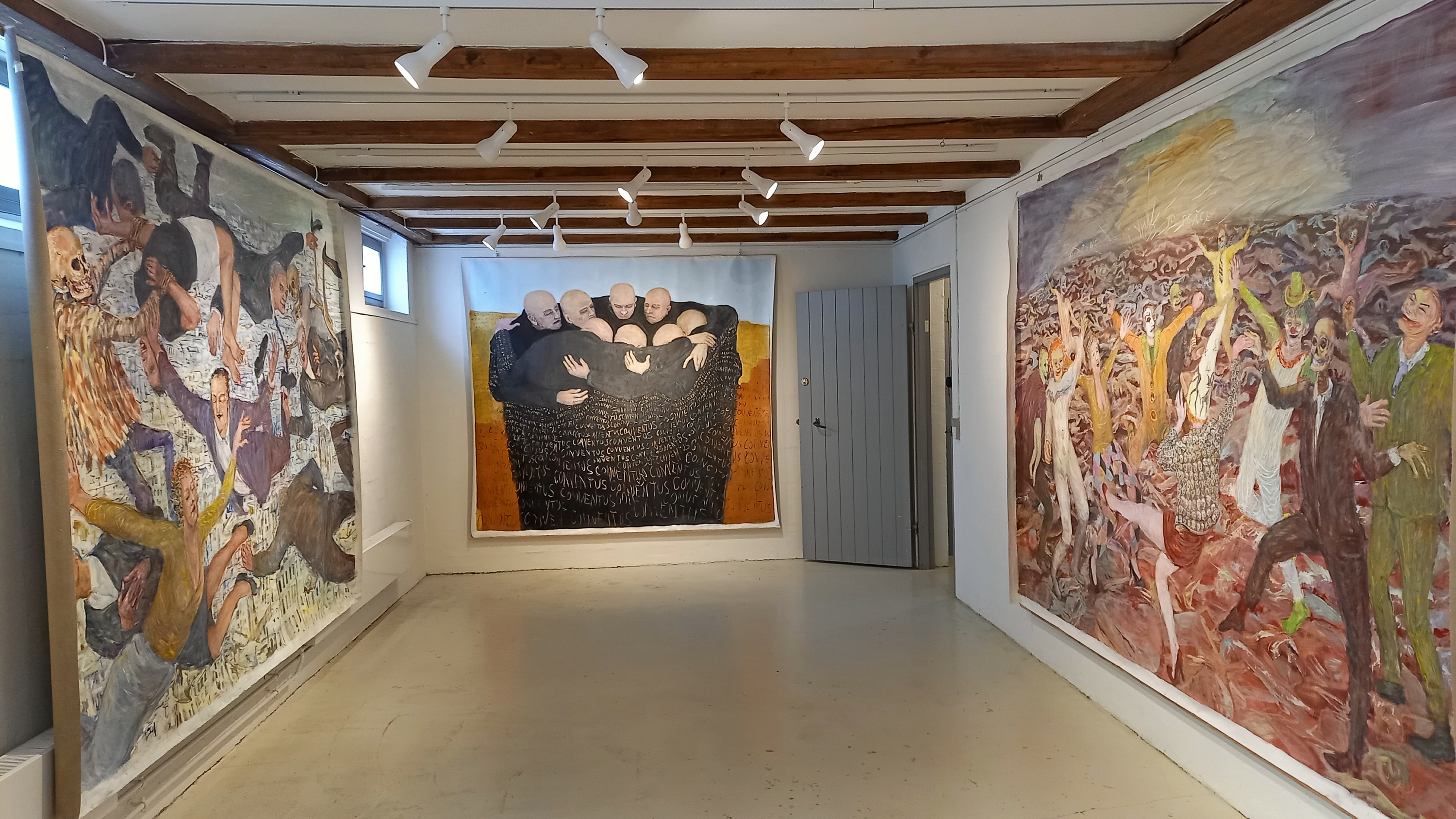 Billedkunstner Eva Koberrød udstiller i Fuglsanghus hos Hørsholm Kunstforening. De store værker udtrykker kunstnerens tanker om magt. Hun har malet dem direkte på lærredet, og motiverne 'gror ud af hendes hoved'.