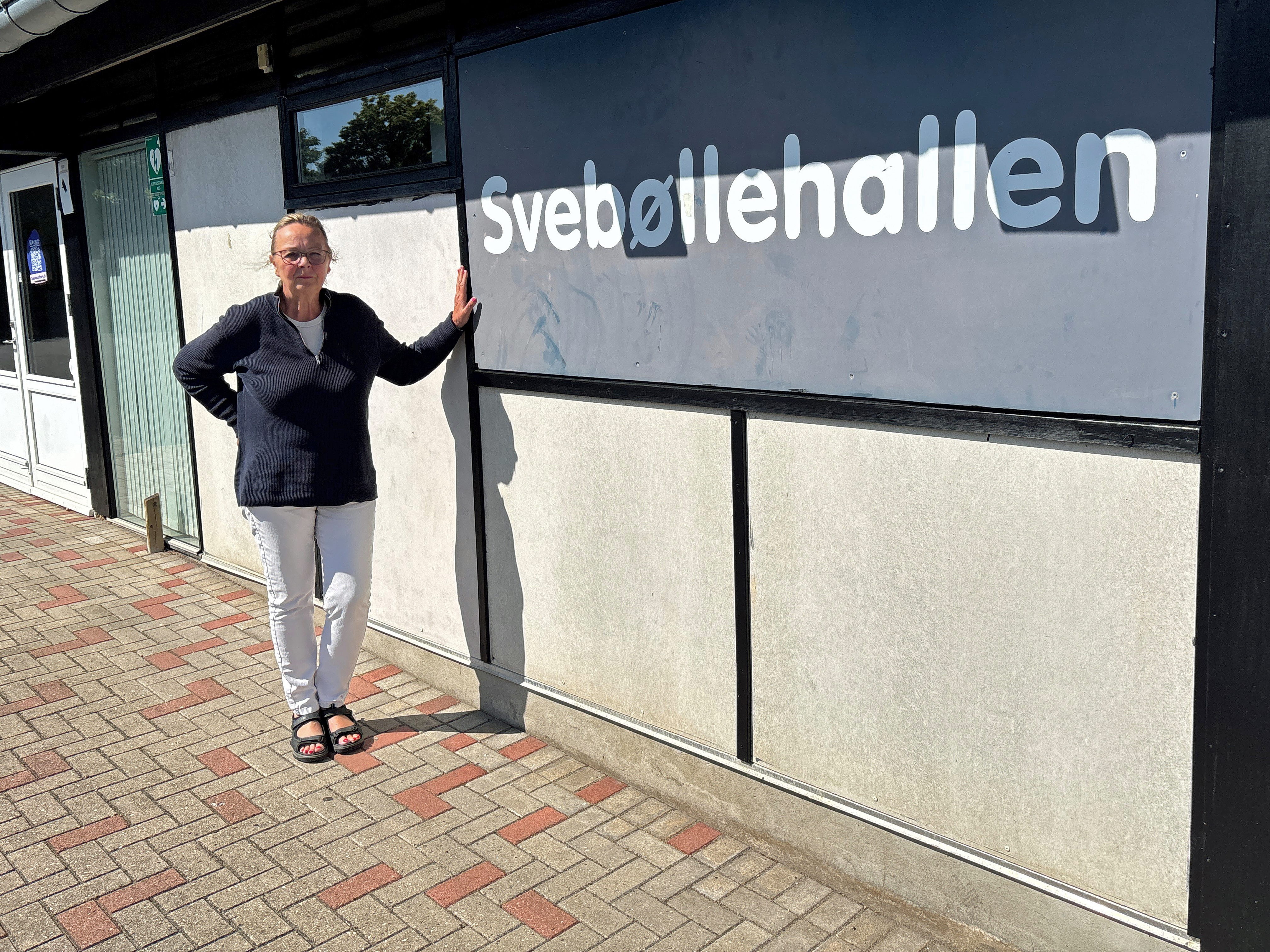 Formanden for Svebølle Lokalråd Vibeke Riise Andersen undenfor Svebølle Hallen. Kælderen under hallen har i flere år været hårdt angrebet af Skimmelsvamp.