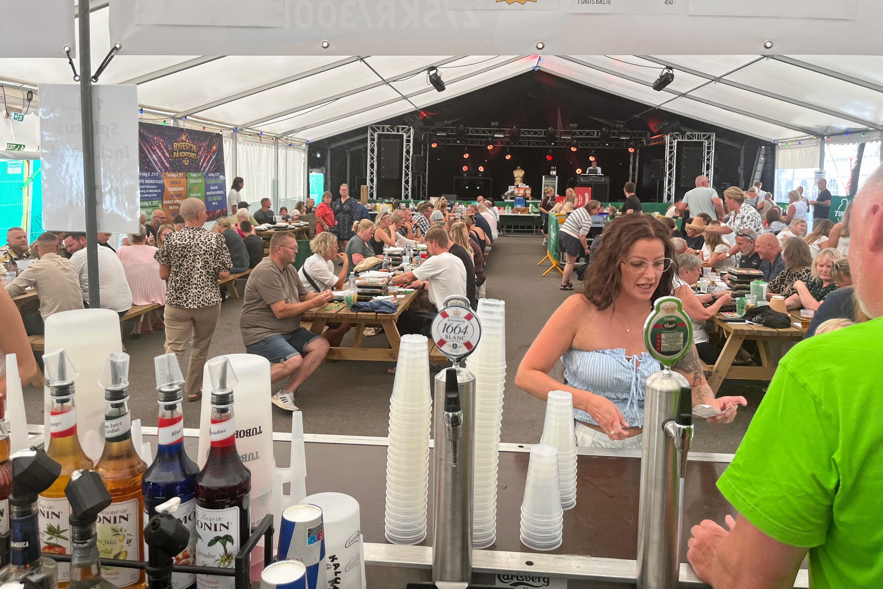 Tilslutningen til Kontorets musikbingo resulterede i fyldte bænke i festteltet og et overskud, som - efter Kontoret har rundet beløbet op - betyder, at der kan sendes 90.000 kroner til Kræftens Bekæmpelse og 10.000 kroner til Stafet for Livet.