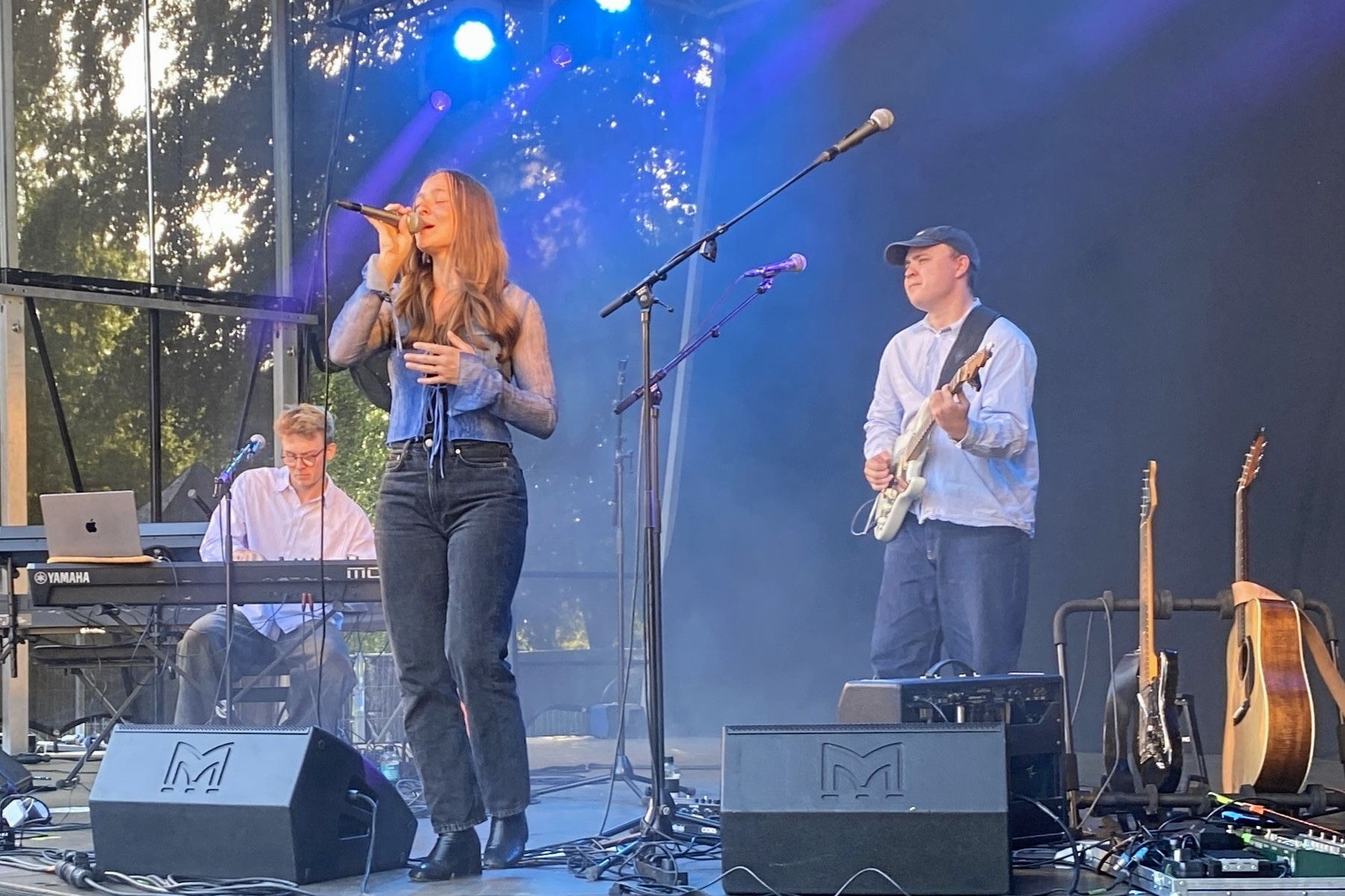 Det var ikke til at se på Astrid Bondo, at det var hendes kun tredje koncert, hvor hun optrådte med sine egne sange. - Lars Ahn Pedersen Det var ikke til at se på Astrid Bondo, at det var hendes kun tredje koncert, hvor hun optrådte med sine egne sange.