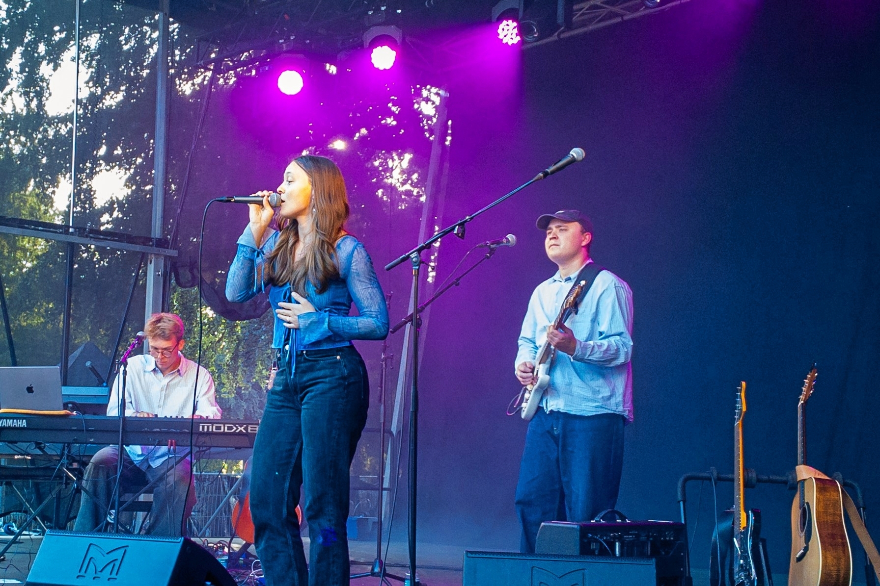 Astrid Bondo havde selskab på scenen af Louis Anton på keyboard og sin bror Anders Bondo på guitar. Sidstnævnte er kendt fra bandet Blæst. - Lars Ahn Pedersen Astrid Bondo havde selskab på scenen af Louis Anton på keyboard og sin bror Anders Bondo på guitar. Sidstnævnte er kendt fra bandet Blæst.