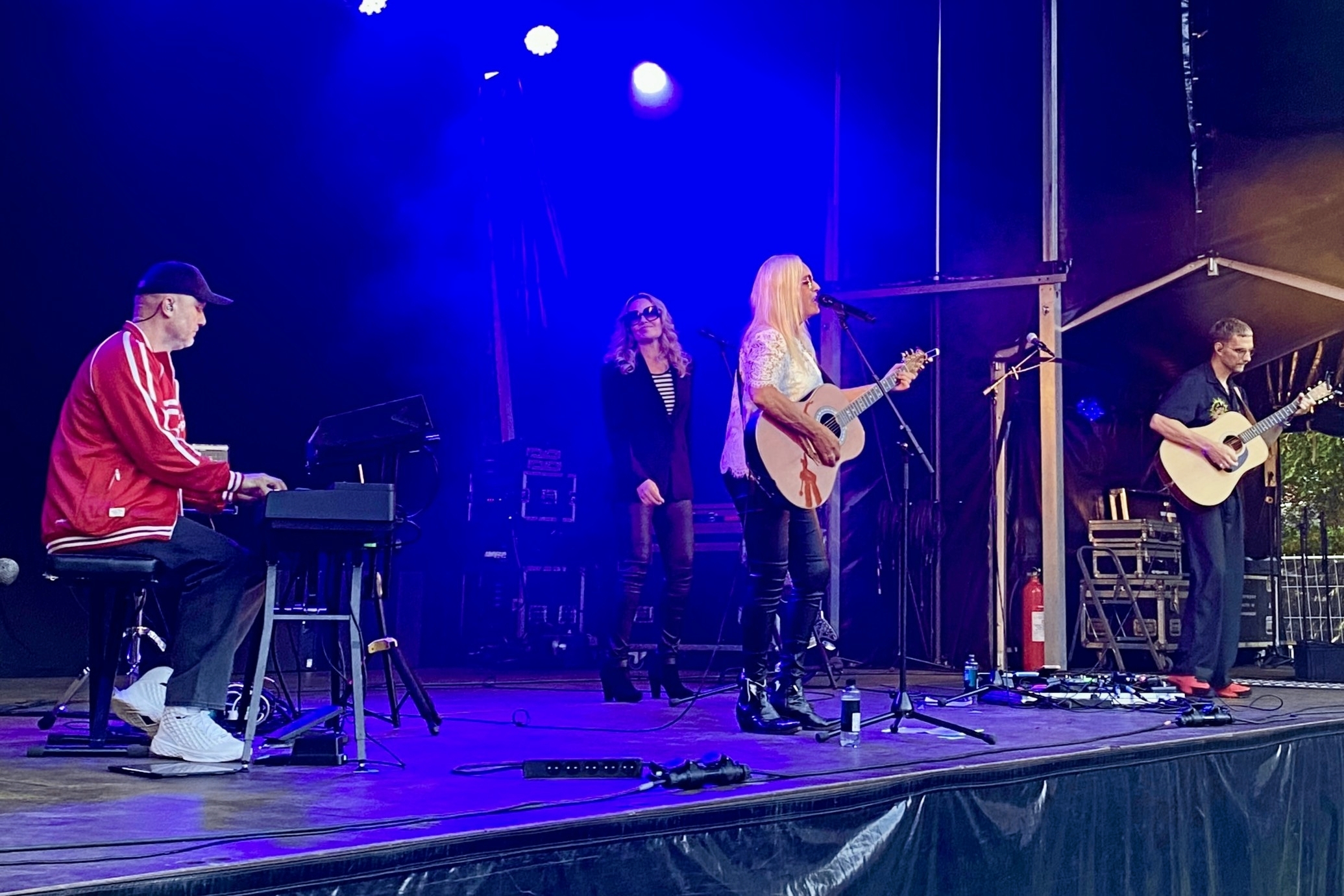 Anne Linnet stillede op i Byparken med en guitarist, en keyboardspiller og en korsanger. - Lars Ahn Pedersen Anne Linnet stillede op i Byparken med en guitarist, en keyboardspiller og en korsanger.