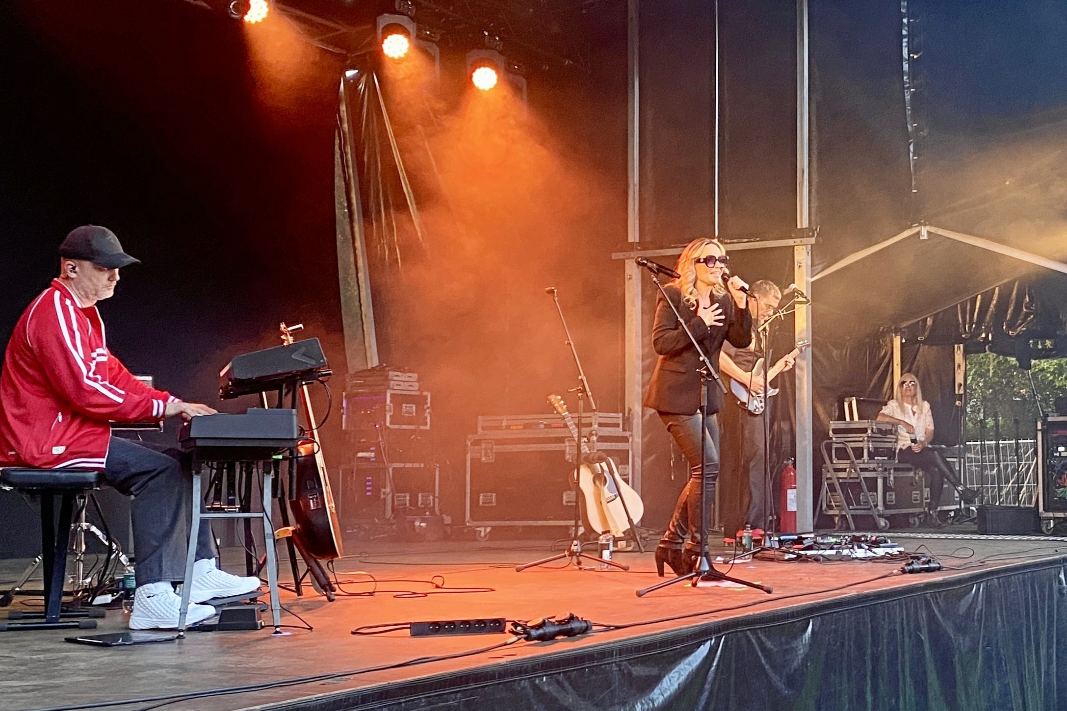 Anne Linnet tog en slapper, mens Julie Lindell overtog vokalen på Anne Linnet tog en slapper, mens Julie Lindell overtog vokalen på