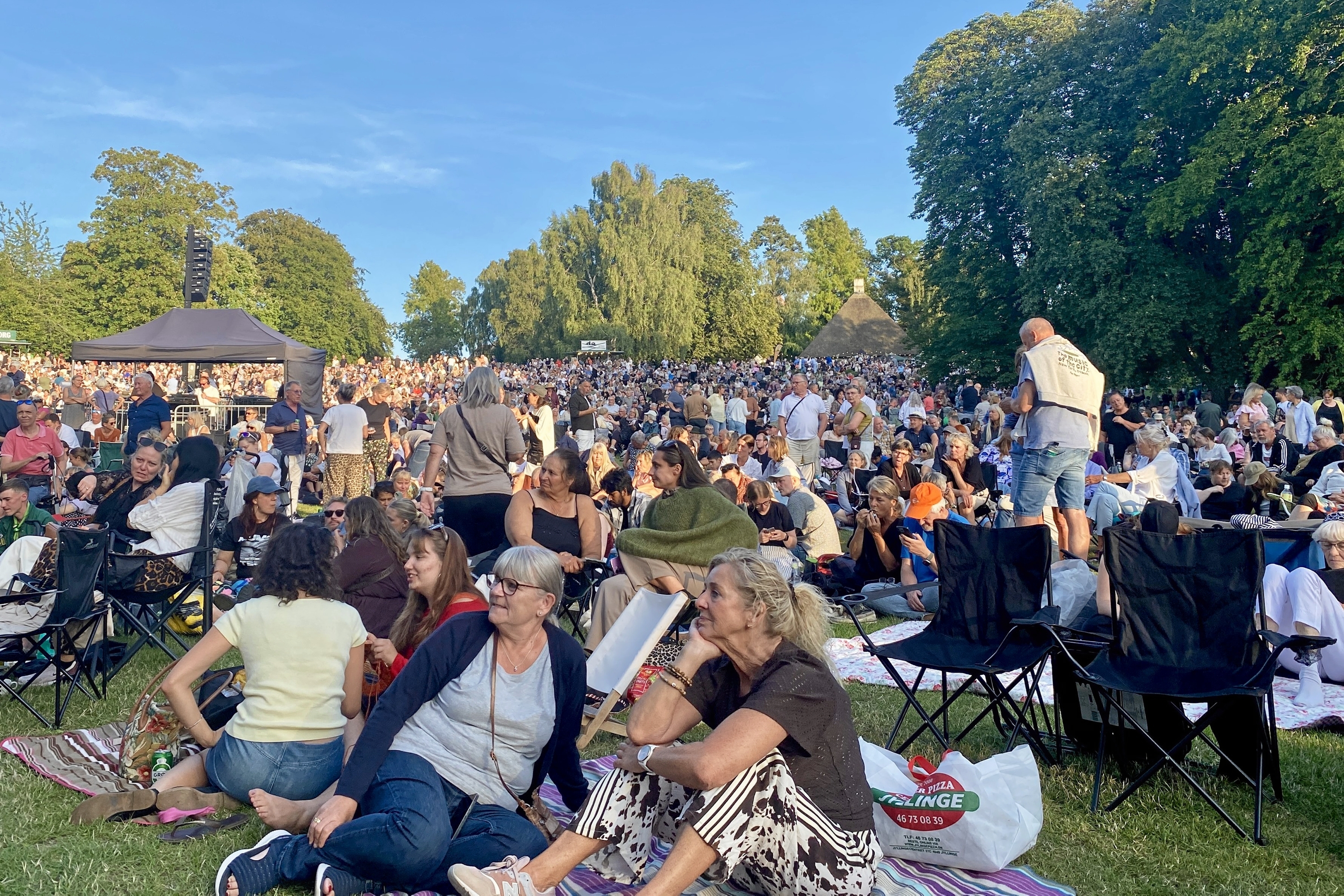 Publikum mødte op i stort antal til koncerten i Byparken med Anne Linnet og Astrid Bondo. - Lars Ahn Pedersen Publikum mødte op i stort antal til koncerten i Byparken med Anne Linnet og Astrid Bondo.