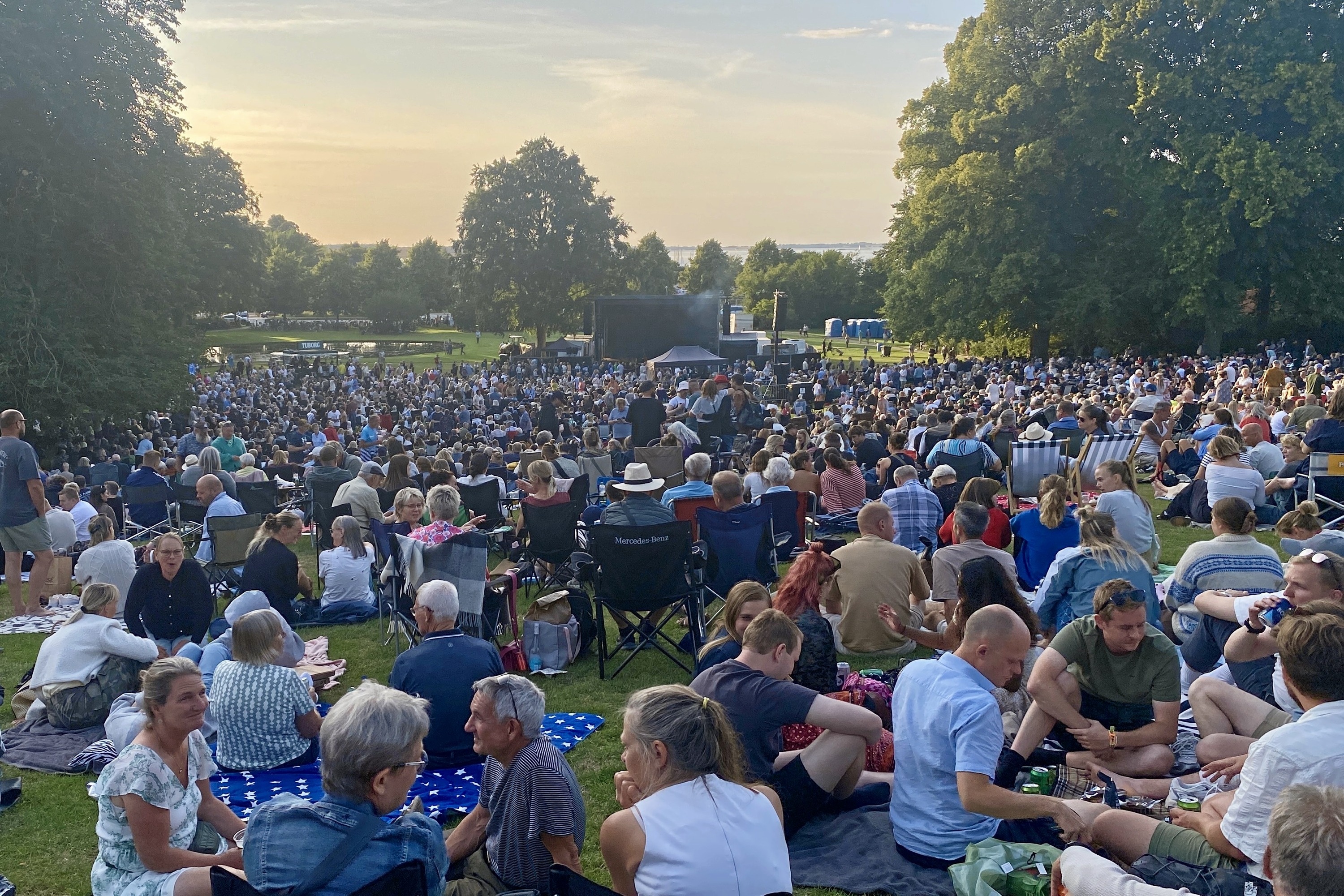 Flere valgte vanen tro at kombinere koncerten i Byparken med en picnic. - Lars Ahn Pedersen Flere valgte vanen tro at kombinere koncerten i Byparken med en picnic.