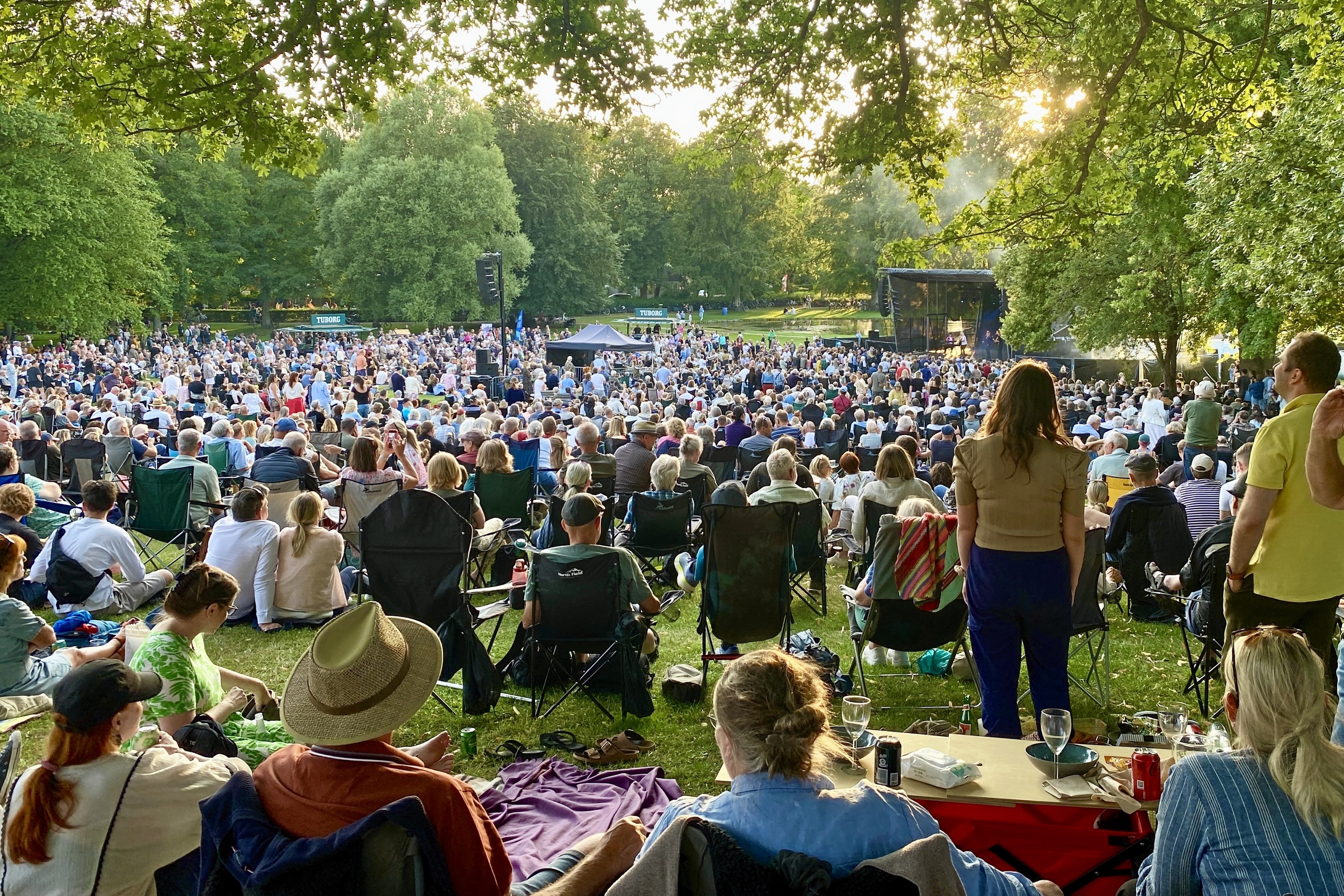 Resten af ugen loves der regn, så tusinder nød den fine sommeraften i Byparken. - Lars Ahn Pedersen Resten af ugen loves der regn, så tusinder nød den fine sommeraften i Byparken.