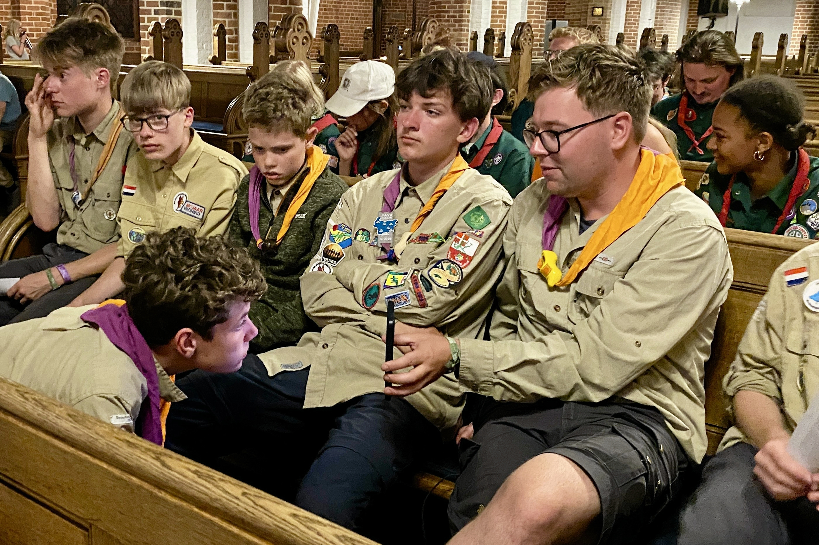 Timo Klobbers (yderst th) er leder for en gruppe spejdere fra Amersfoot i Holland, der prøvede at overnatte i Roskilde Domkirke.