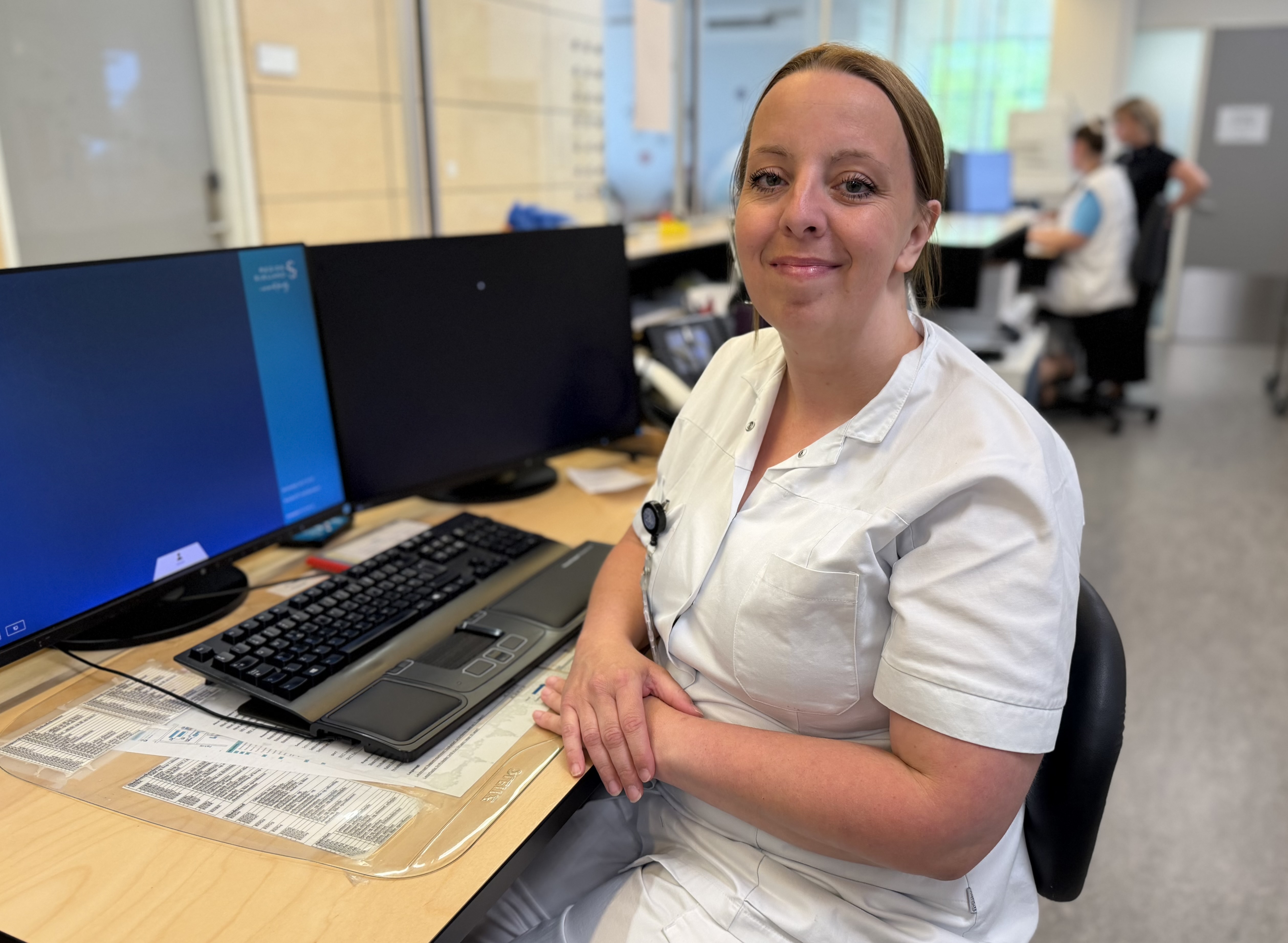 Lea Sørensen elsker at gøre en forskel for patienter og pårørende på Akutafdelingen i Slagelse. Med et helt særligt blik for administrative processer er hun med til at skabe bedre og mere sammenhængende patientforløb. Med sin baggrund som pædagog er hun også klar på at hjælpe, når patienterne står i en presset situation.