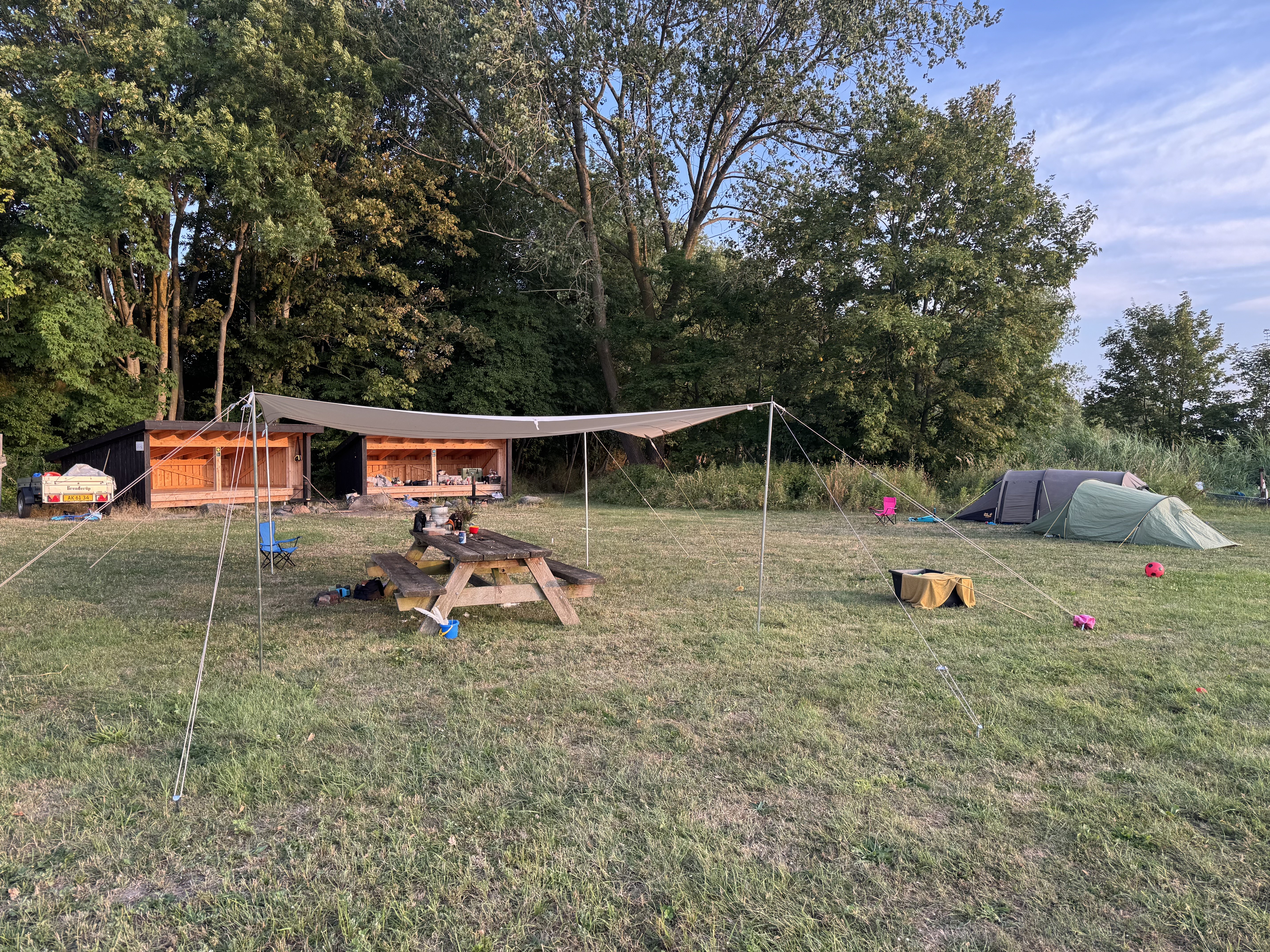 Gæsterne havde indrettet sig, så det mindede mere om en camping- eller festivalplads end et fredeligt sted mellem skov og vand, mener Sörine Gejl.