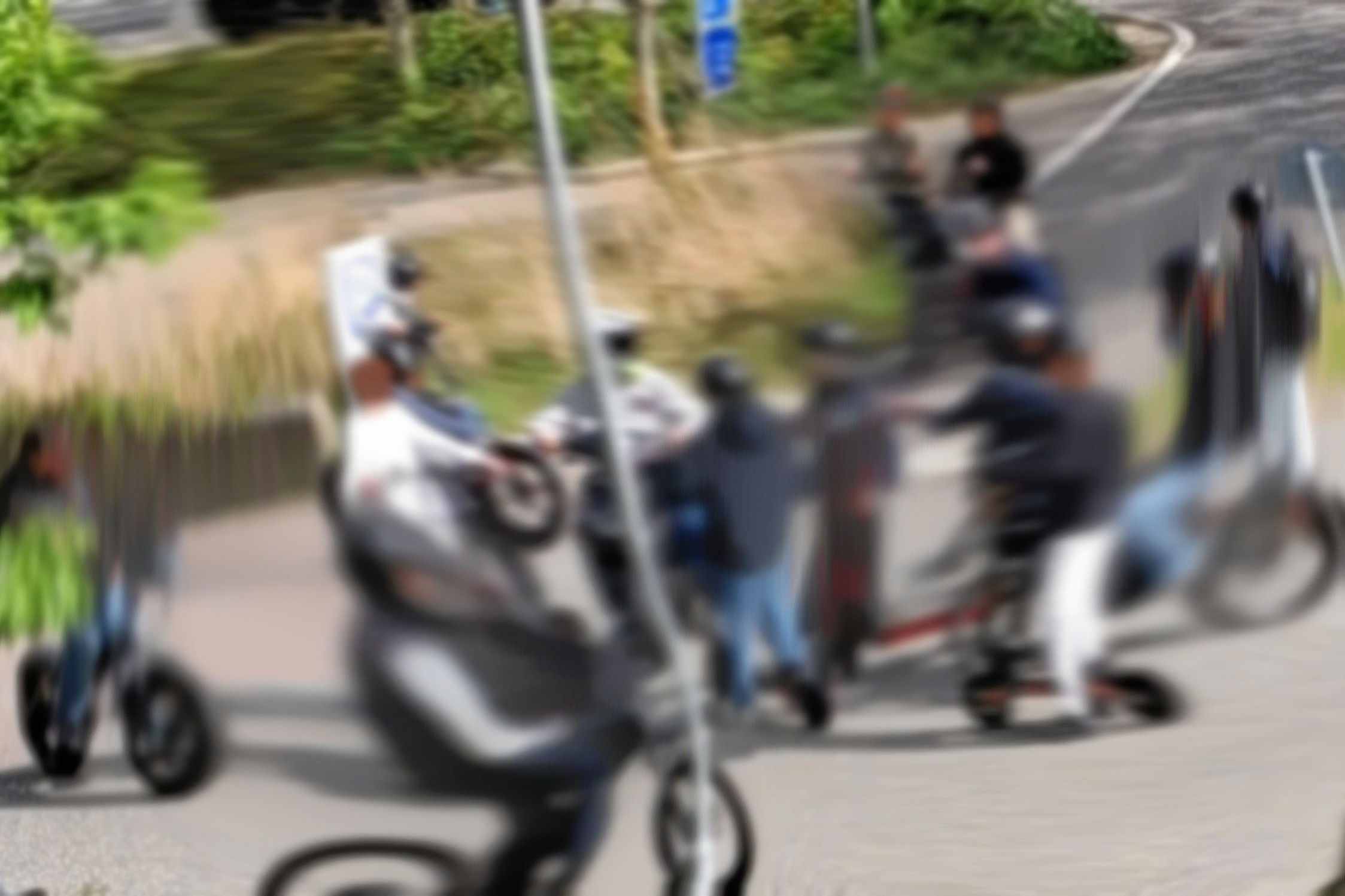 Mange borgere kalder en gruppe unges opførsel i bymidten for uacceptabel. Dette foto har redaktionen sløret, så ingen af personerne kan identificeres.