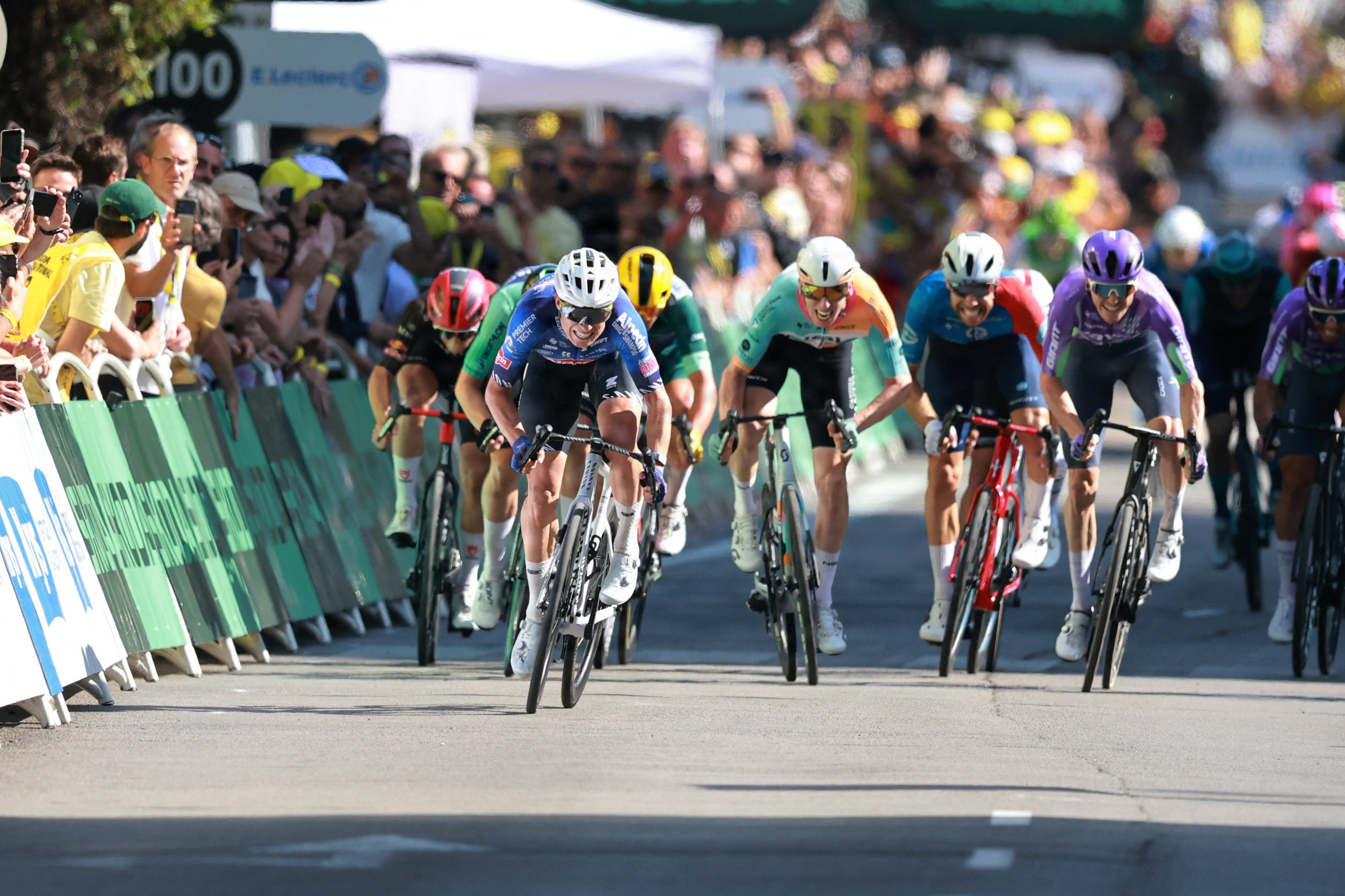 Jasper Philipsen (forrest til venstre) var hurtigst i spurten på 17. etape af Tour de France.
