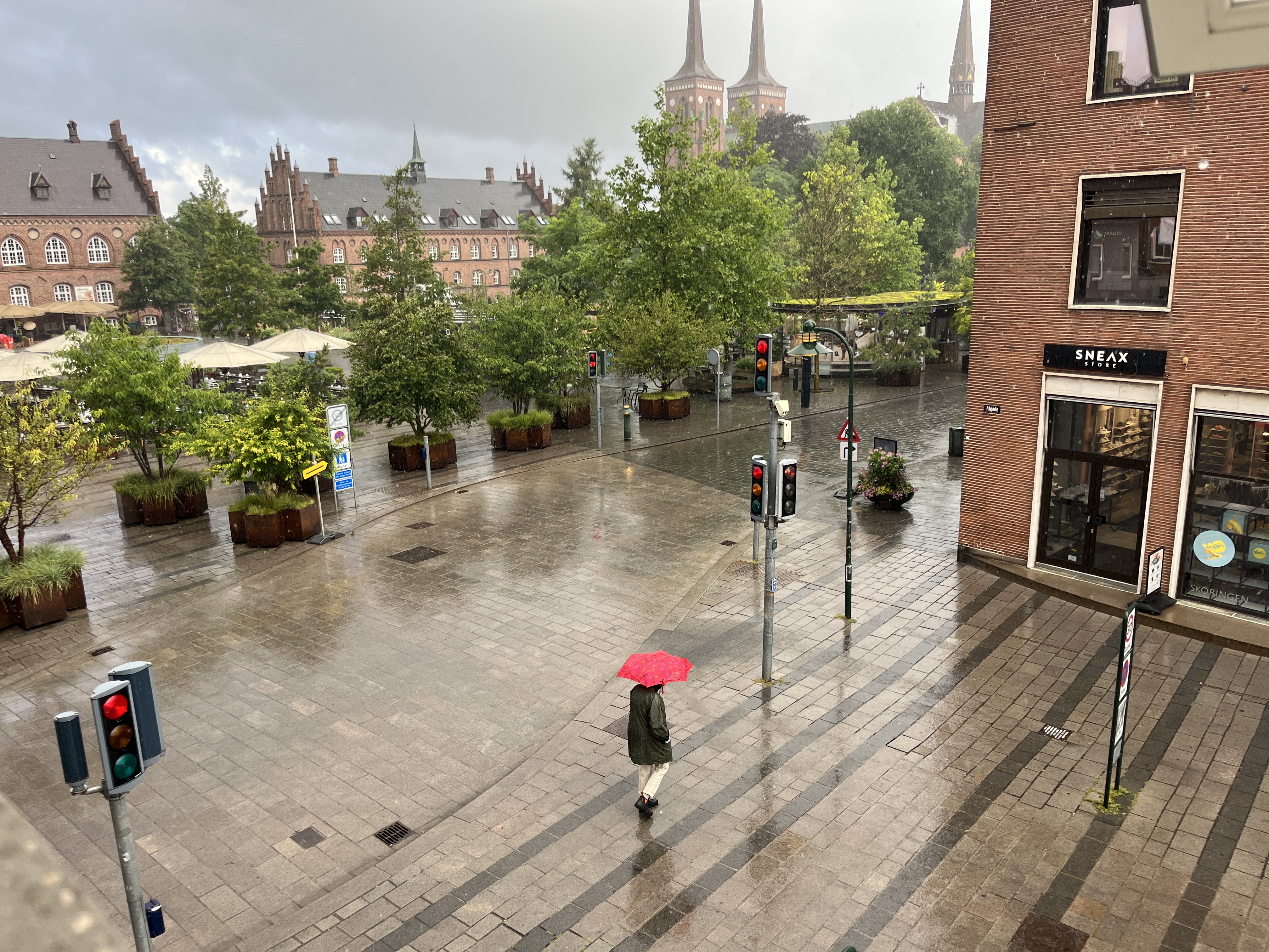 Torsdag morgen var det alt andet end sjovt at gå en tur i Roskilde, hvor regnen væltede ned.