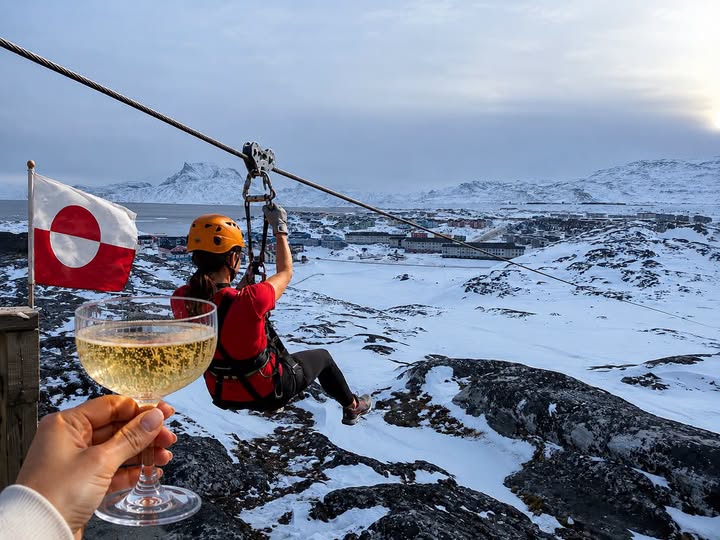 Nogenlunde sådan forestiller Gerth Poulsen fra Inuk Travel sig, at det kommer til at tage sig ud, når han engang i september sender den første bruger af Grønlands første svævebane nedad på en oplevelse, der med garanti giver et gevaldigt sug i maven. Svævebanen er designet på Tuse Næs og produceres i Gislinge.