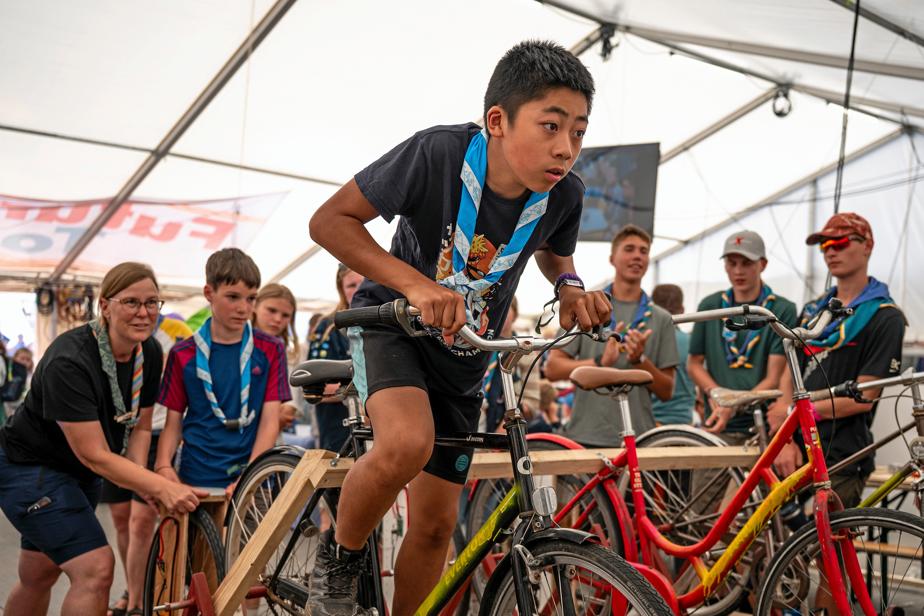 Hos Future Town på Spejdernes Lejr 2026 er en spejder i gang med at lave energi ved at træde intensivt i cykelpedalerne. - Pernille Bille Tvedt / Spejdernes Lejr Hos Future Town på Spejdernes Lejr 2026 er en spejder i gang med at lave energi ved at træde intensivt i cykelpedalerne.