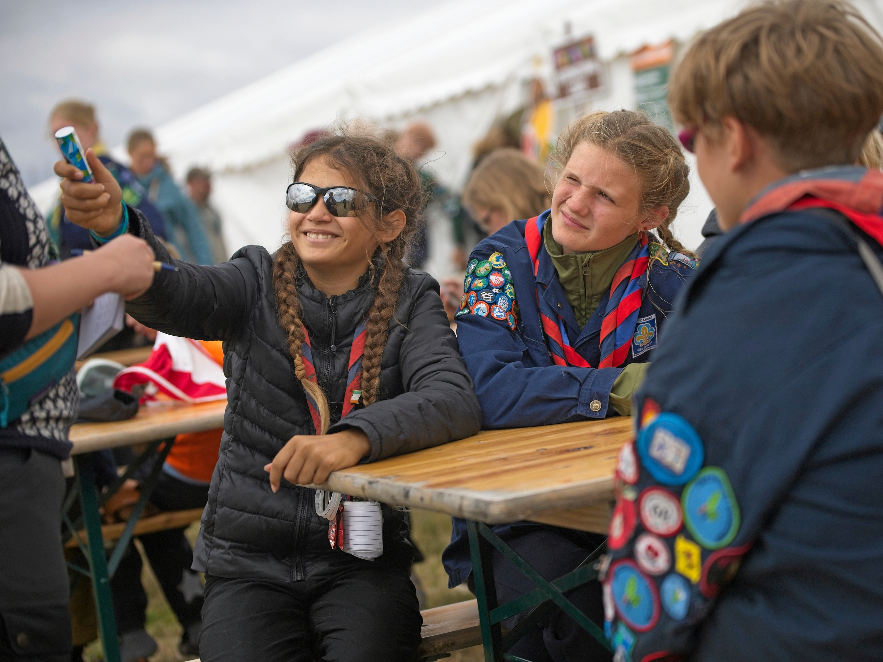 Knud Rasmussen DDS fra Hundested er ved at løse opgave, så de kan få Friendship Award mærket. - Foto: Frederik Busk / Spejdernes Lejr Knud Rasmussen DDS fra Hundested er ved at løse opgave, så de kan få Friendship Award mærket.