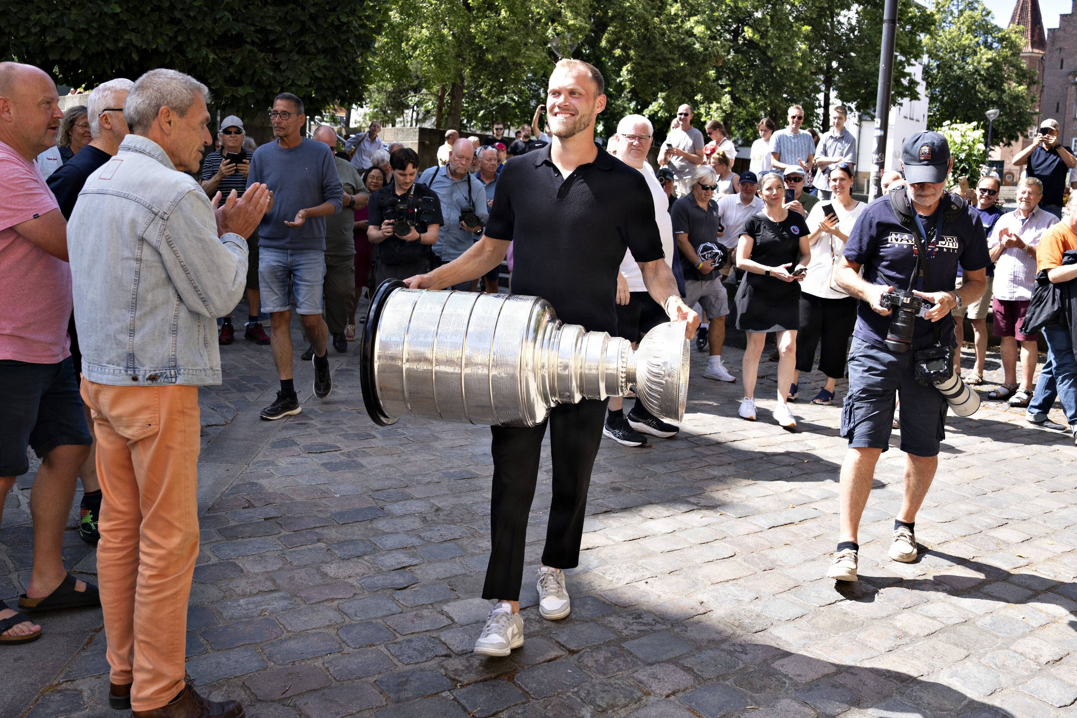 Den danske ishockeyspiller Nikolaj Ehlers ankommer med Stanley Cup-trofæet til hyldest på rådhuset i Aalborg.