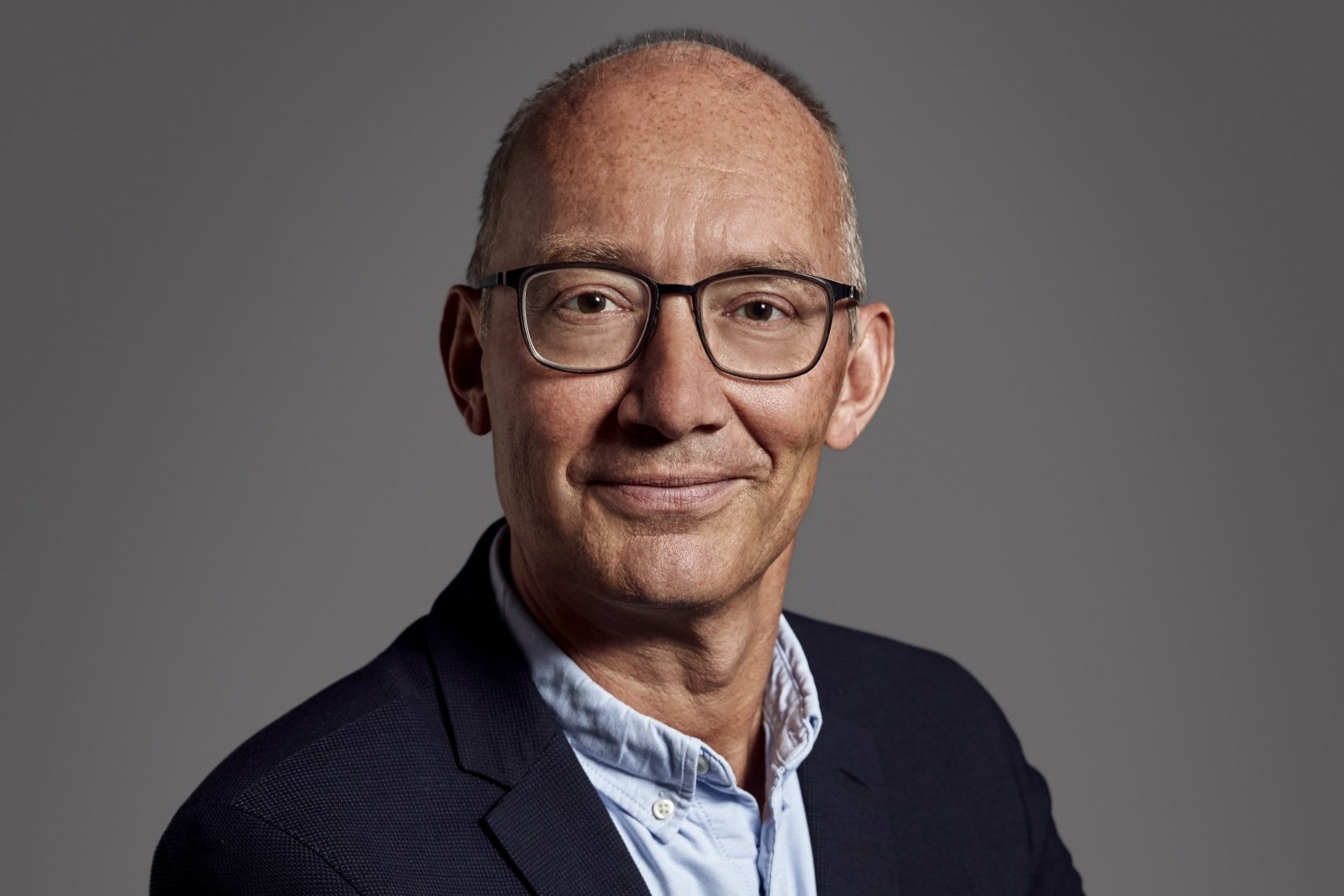 Tidligere i år modtog Niels Krause-Kjær De Gyldne Laurbær for Ude for uden. I august kan publikum møde ham på Gisselfeld Kultursaloner.