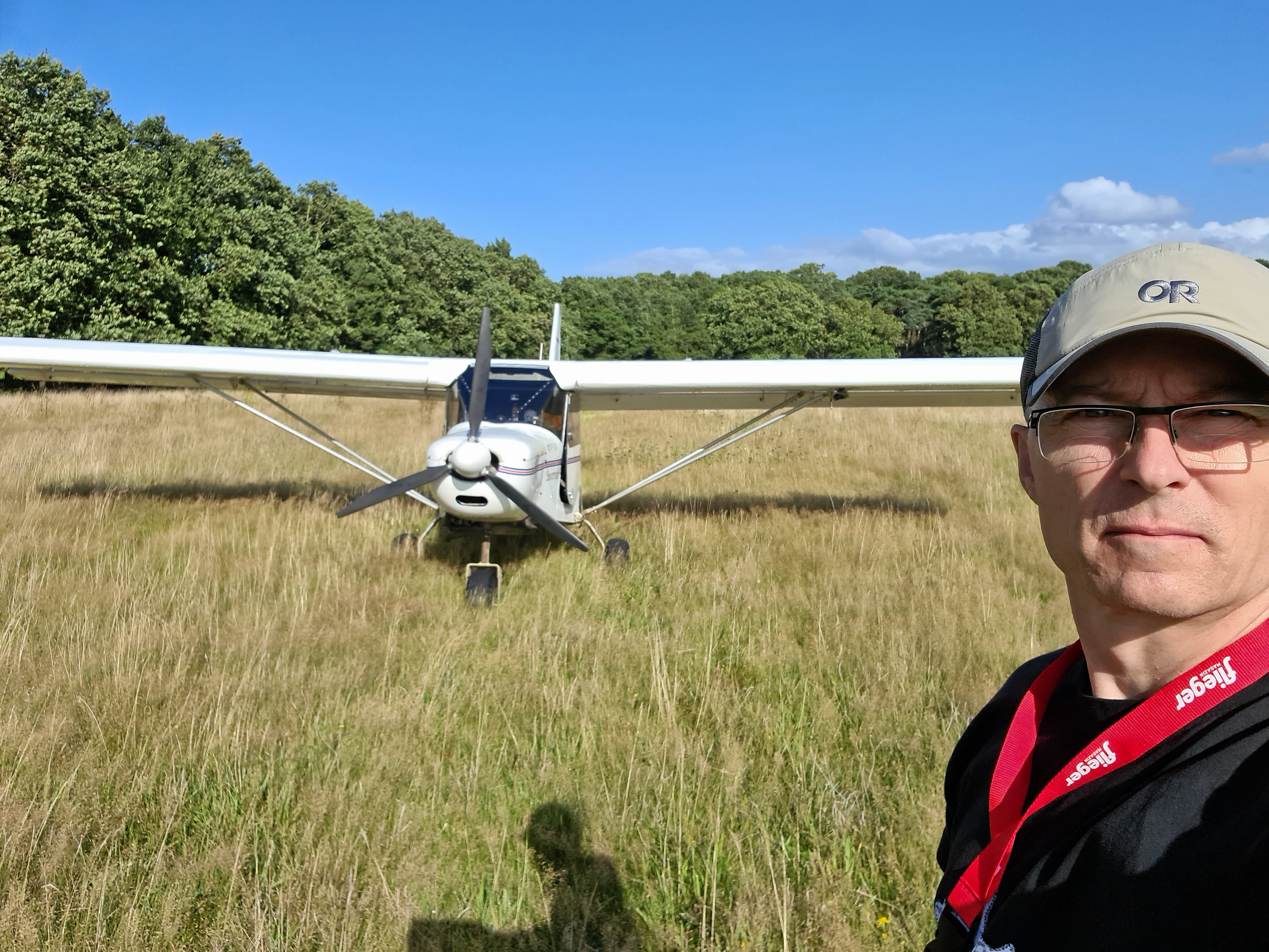 Torben Redder, kritisk nabo til droneradarproducenten Weibels testcenter i Hørsholm, med sin flyvemaskine, som virksomheden har prøvet at stoppe ham i at flyve med.