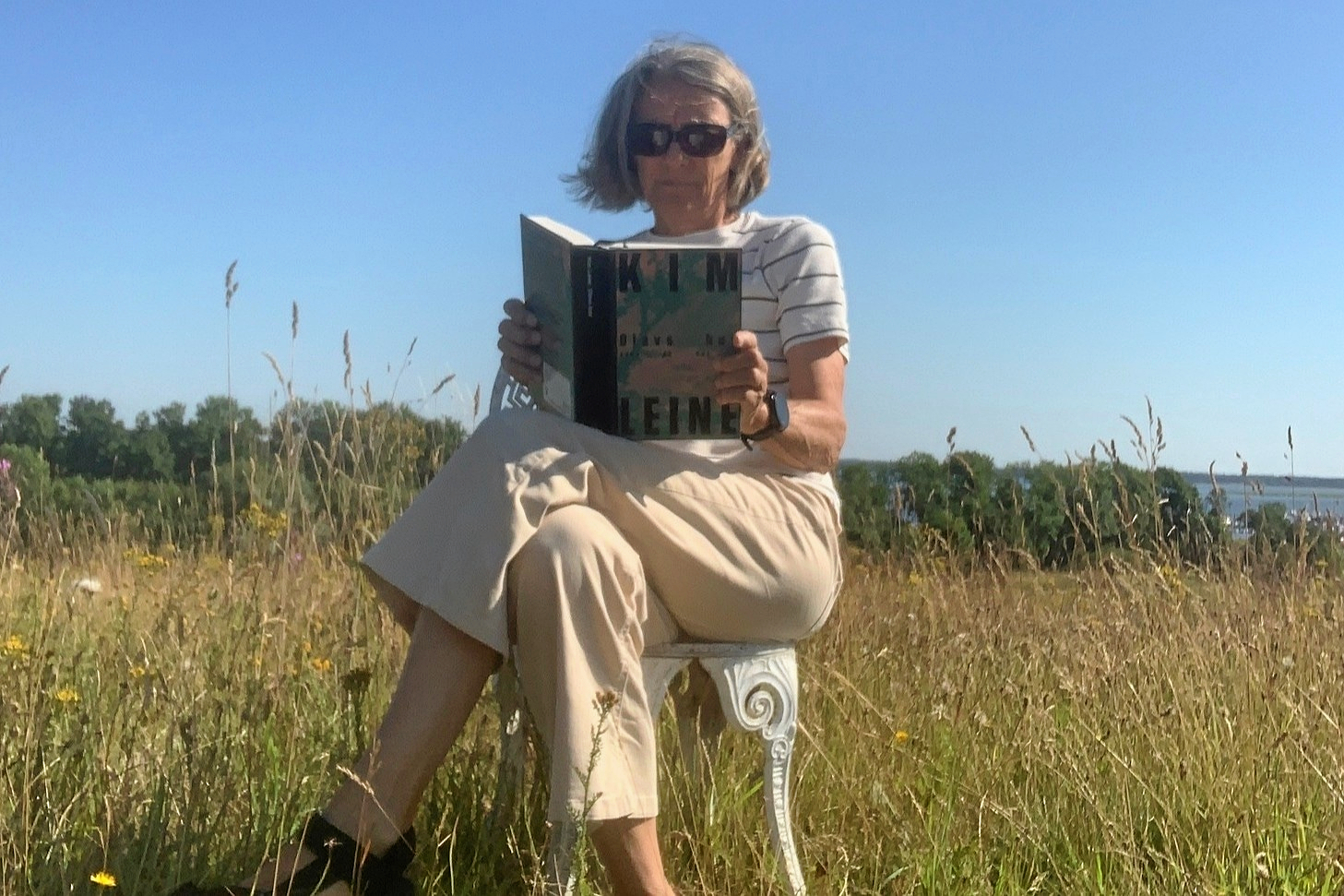 Sanne Tandrup fra Vordingborg Bibliotekerne har i det gode sommervejr læst Kim Leines seneste udgivelse.