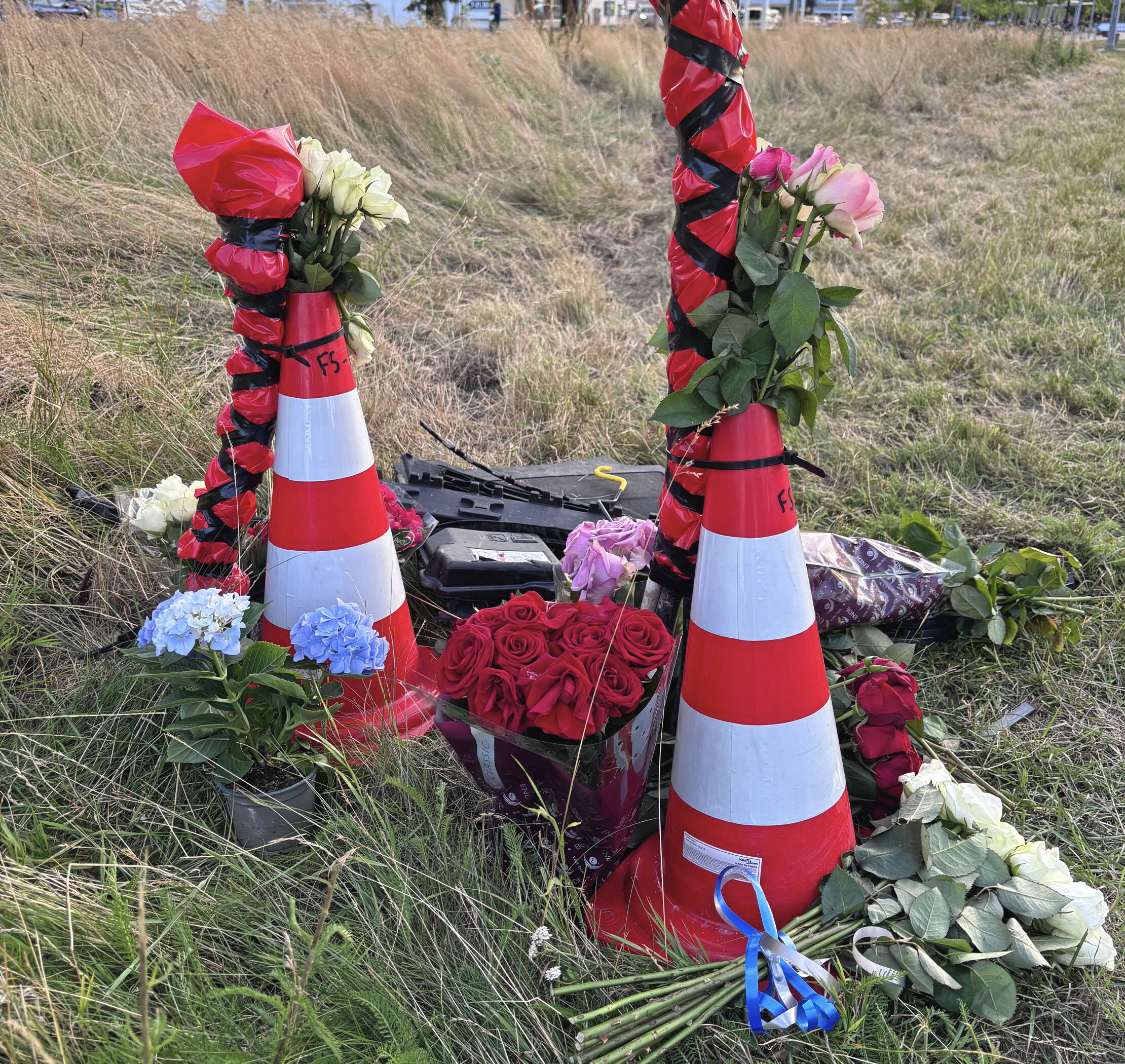 Torsdag aften var der blevet lagt blomster på stedet, hvor en 19-årig mistede livet, og i løbet af aftenen lagde flere vejen forbi alene, to og to eller i små grupper.