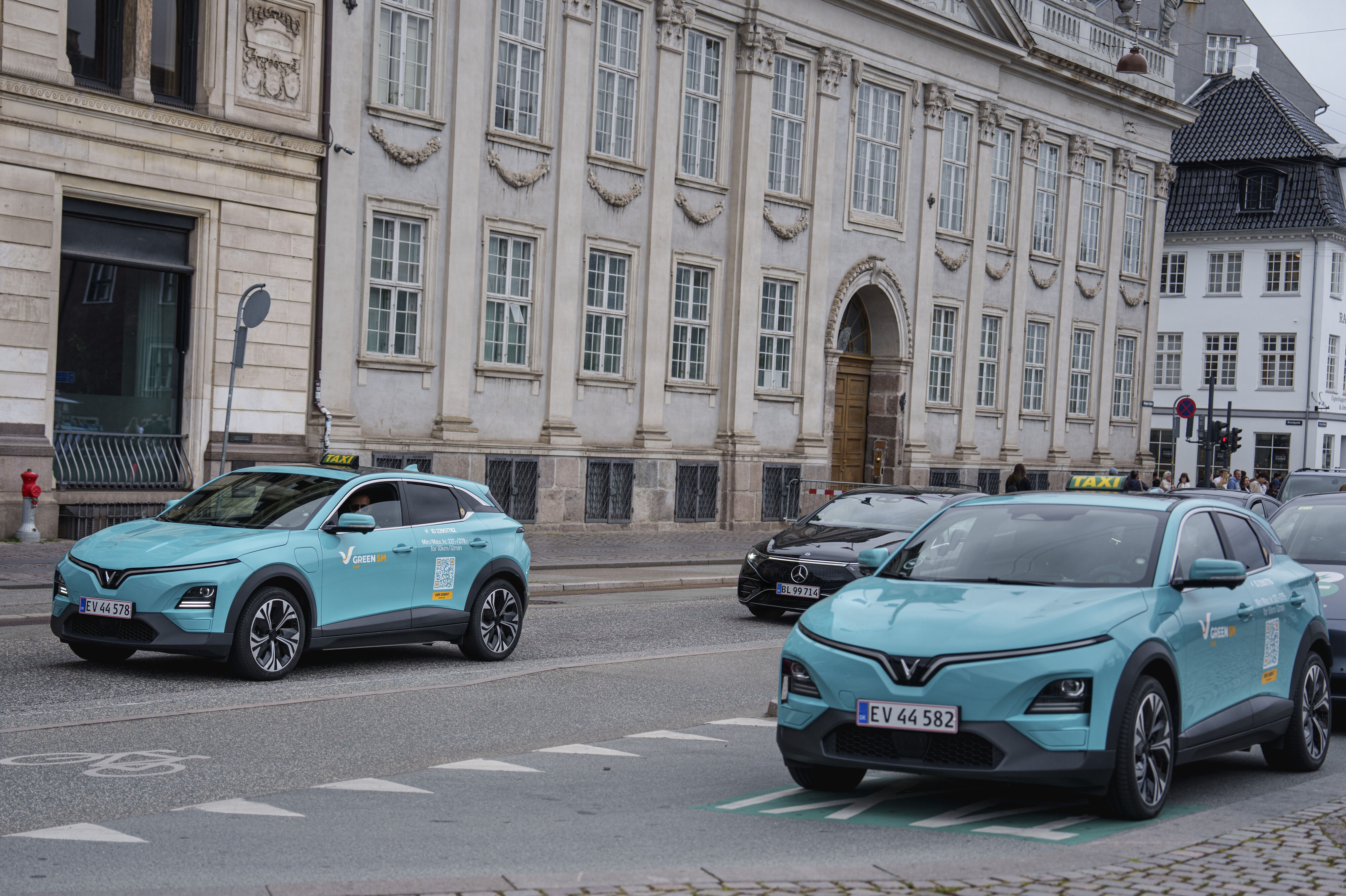 De cyangrønne taxaer præger allerede fredag bybilledet i København. Billedet er taget foran den franske ambassade på Kongens Nytorv.