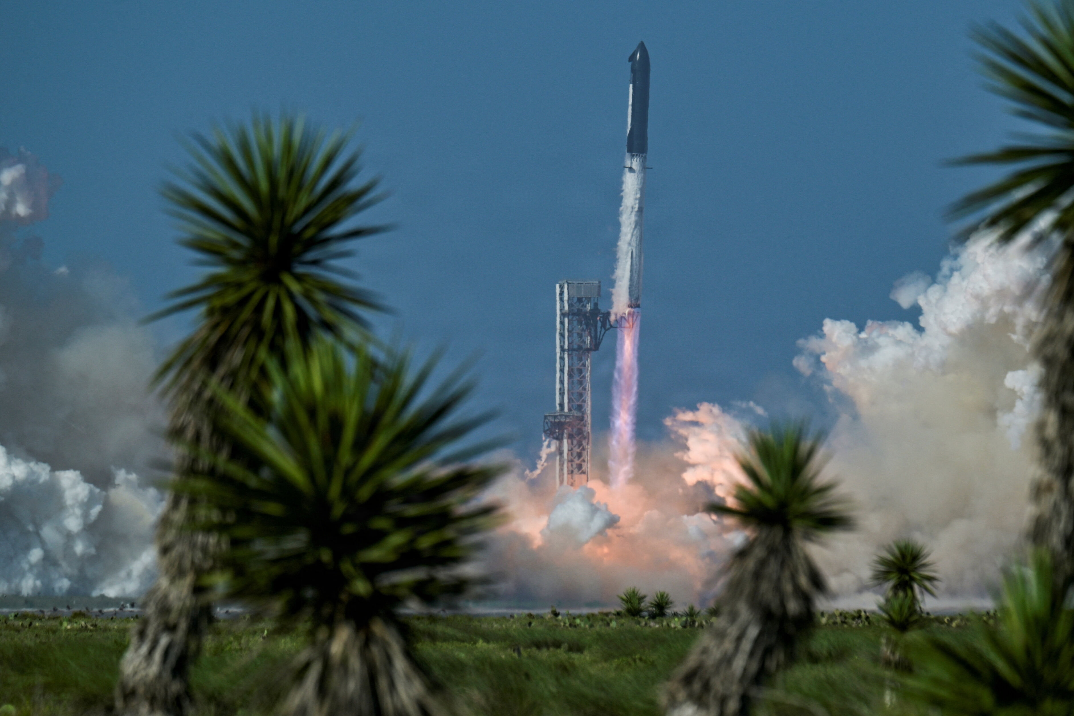 SpaceX's Starship-raket lettede tidligt natten til lørdag fra Starbase i Texas. Under en time lang testflyvning udsendte Starship 20 Starlink-satellitter, inden raketten som planlagt landede i Det Indiske Ocean.