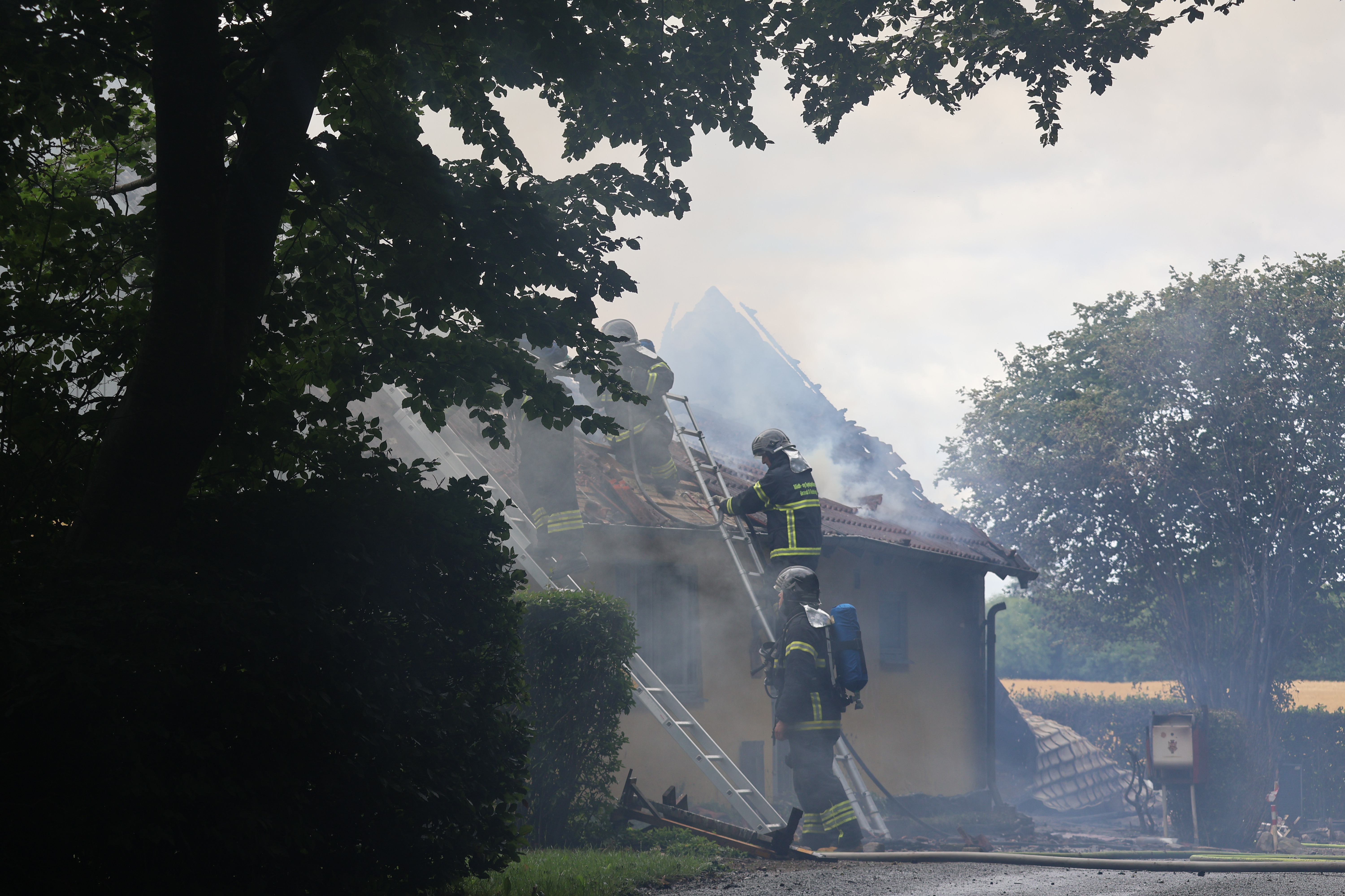 Brand i landejendom, der forårsager røgen over motorvejen.