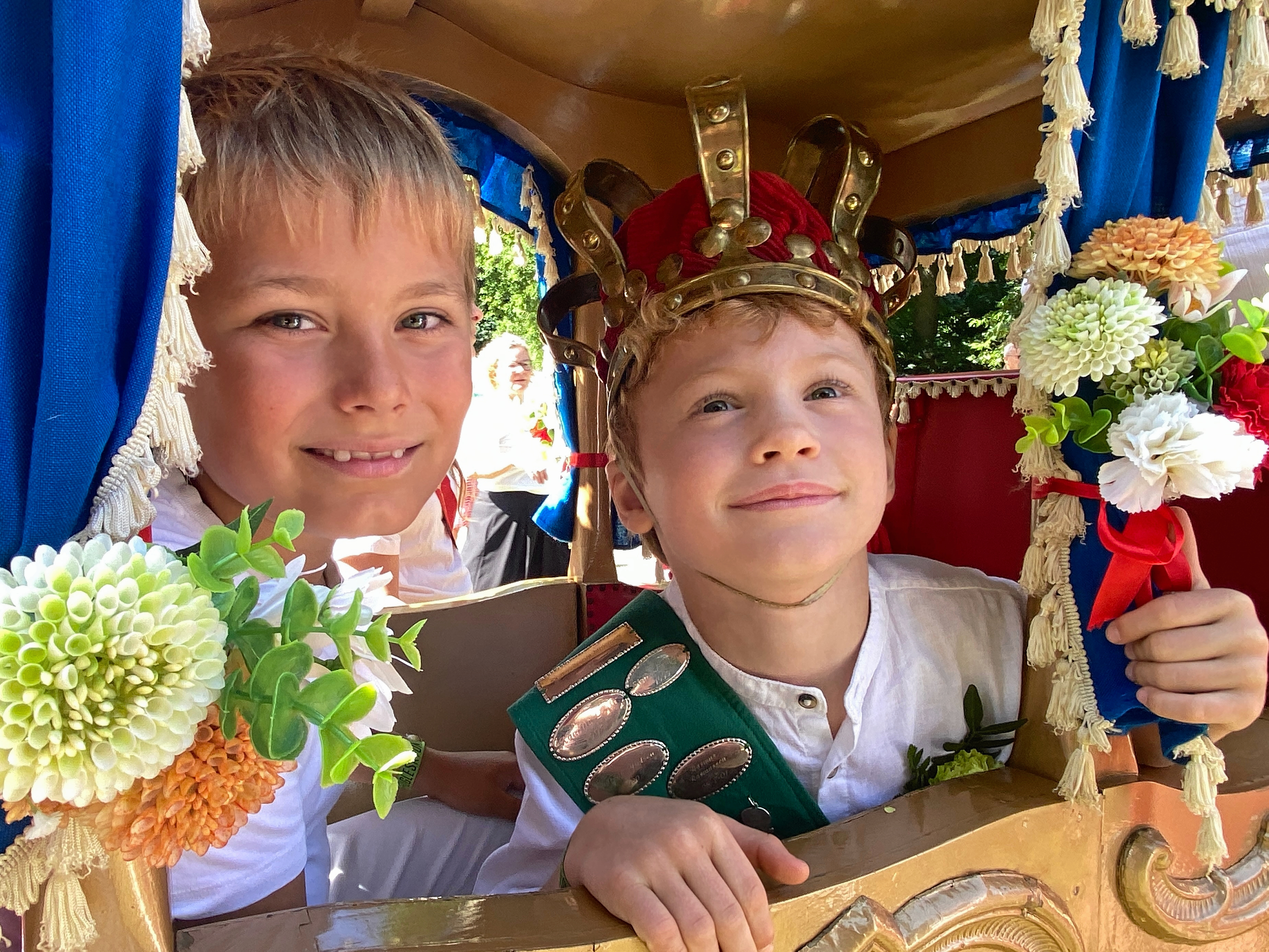 Otteårige Arnold Laurentzius Friis (tv) overtager titlen som fuglekonge fra Felix Holm Harboe (th).