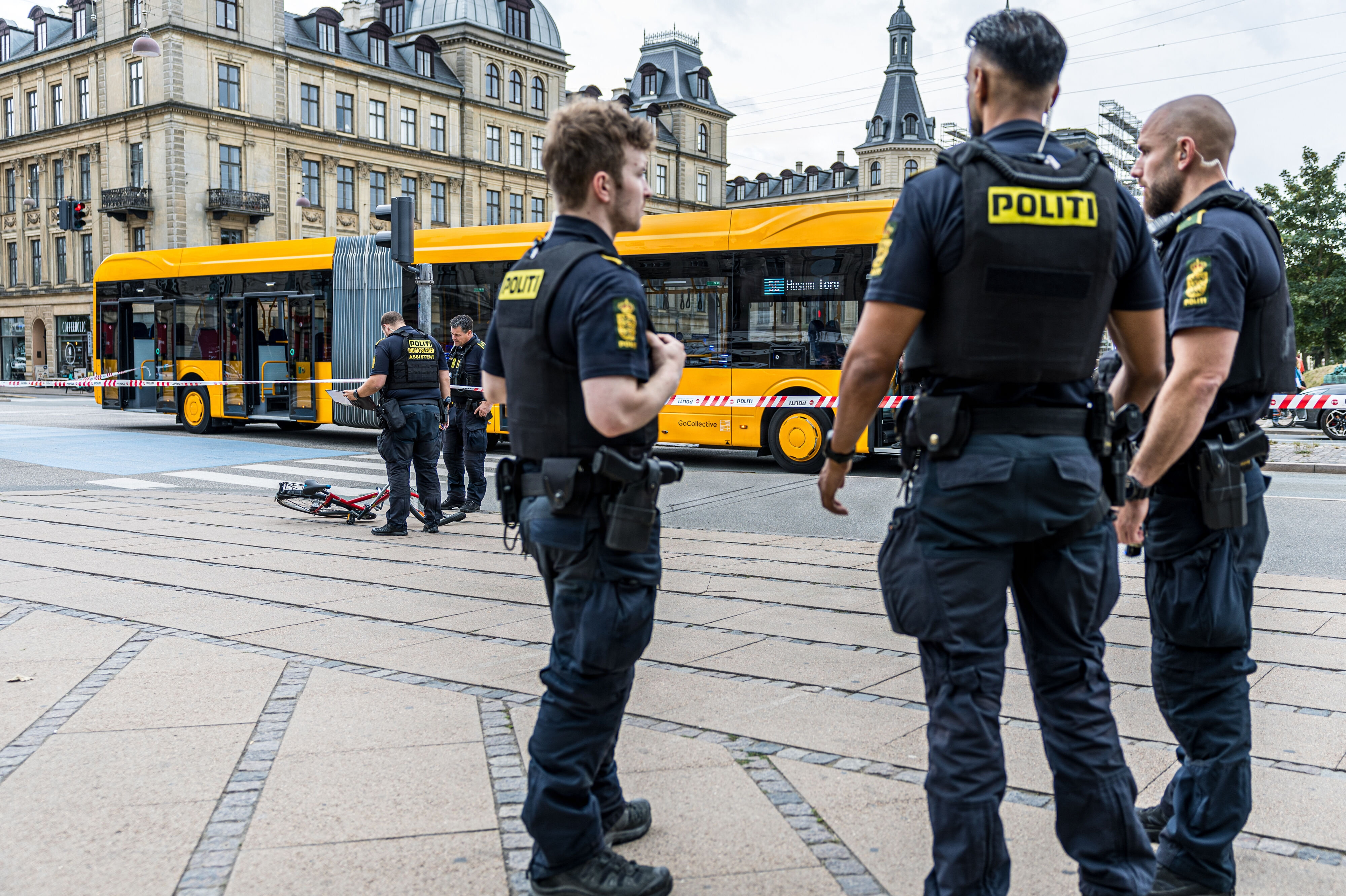 Lørdag eftermiddag er politiet til stede ved Søtorvet nær Dronning Louises Bro, hvor en mandlig cyklist er blevet påkørt af en bus.