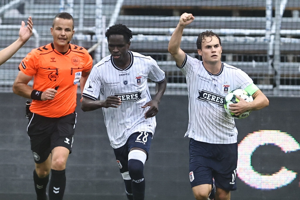 AGF-anfører Kristian Arnstad fejrer sin 1-1-udligning mod Brøndby i sæsonpremieren i Superligaen.