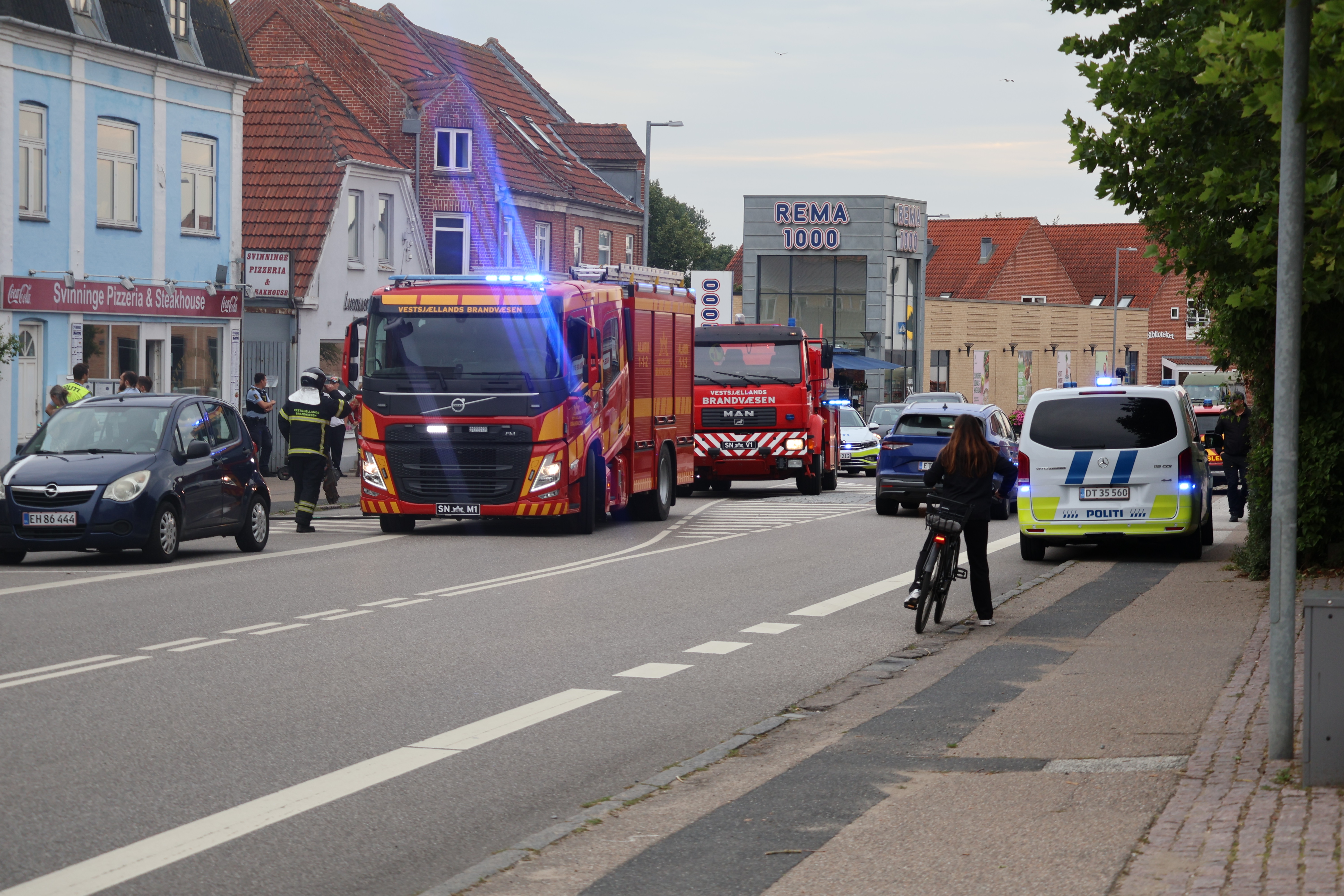 Både brandvæsen og politiet var til stede i forbindelse med branden.