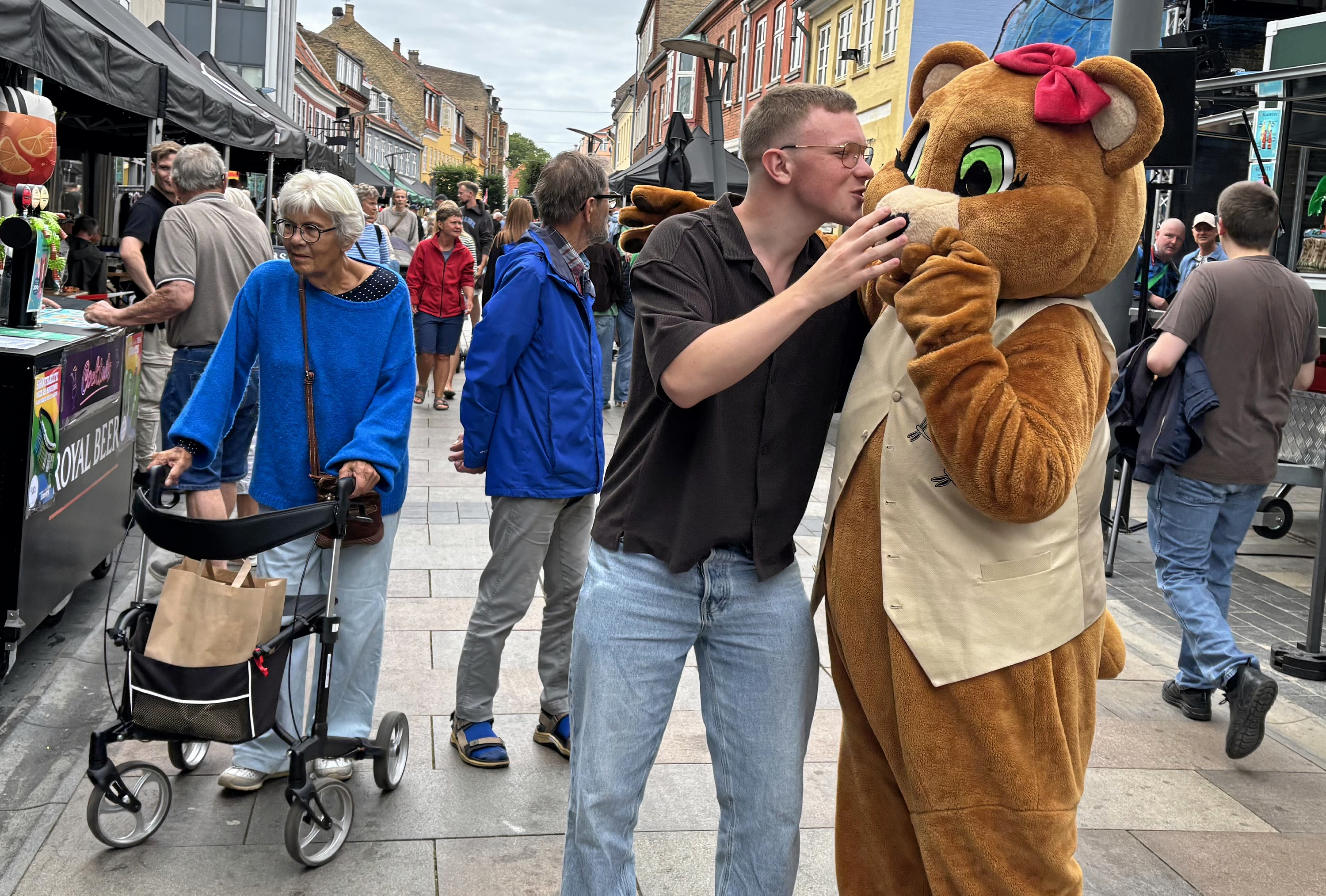 Udover en masse musik hos Kontoret og på Solskinpladsen, så spredte Solaimabamsen også glæde til byfesten i Kalundborg.