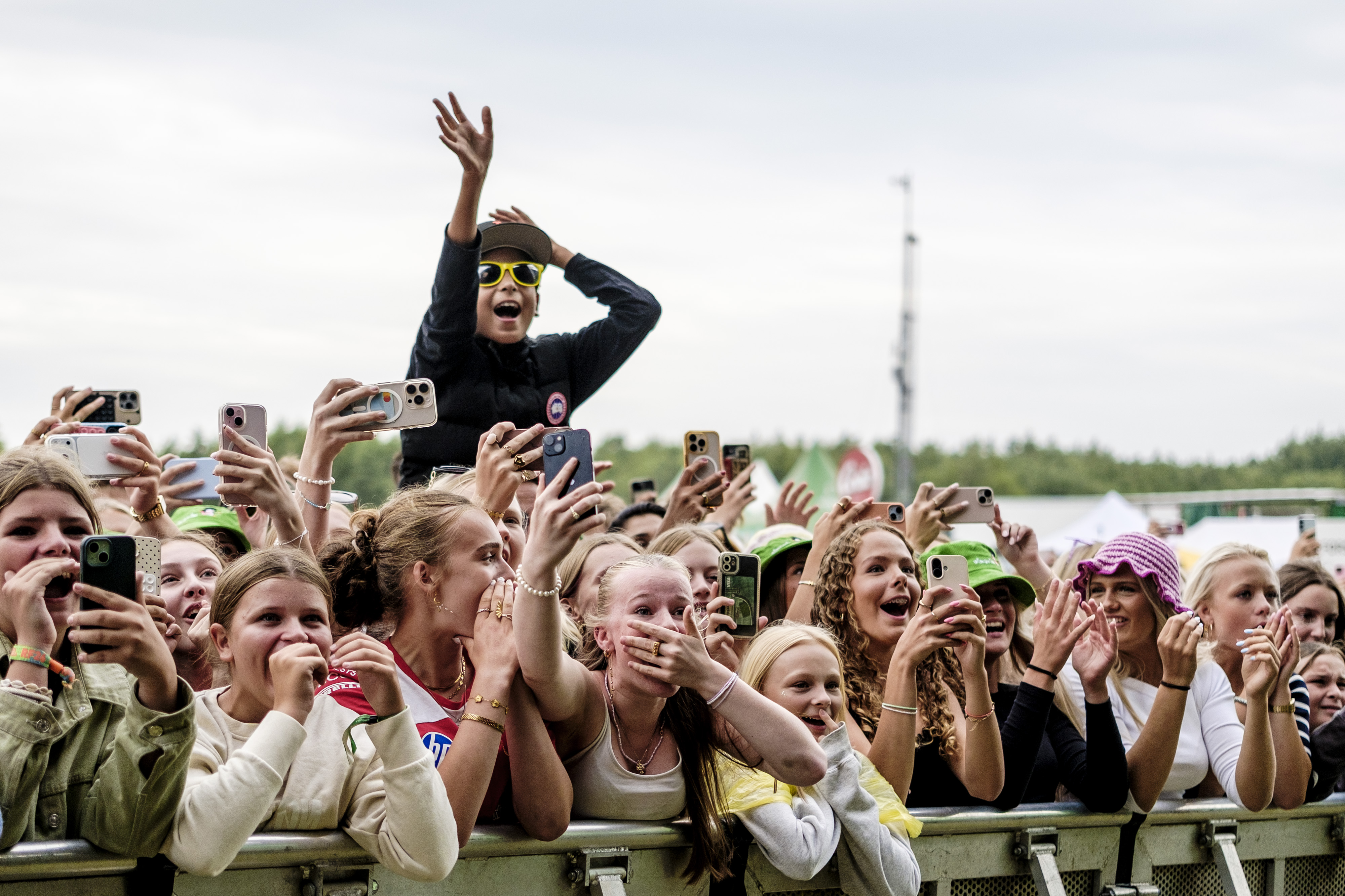 En ung koncertgæst får den bedste udsigt fra skuldrene af en voksen.
