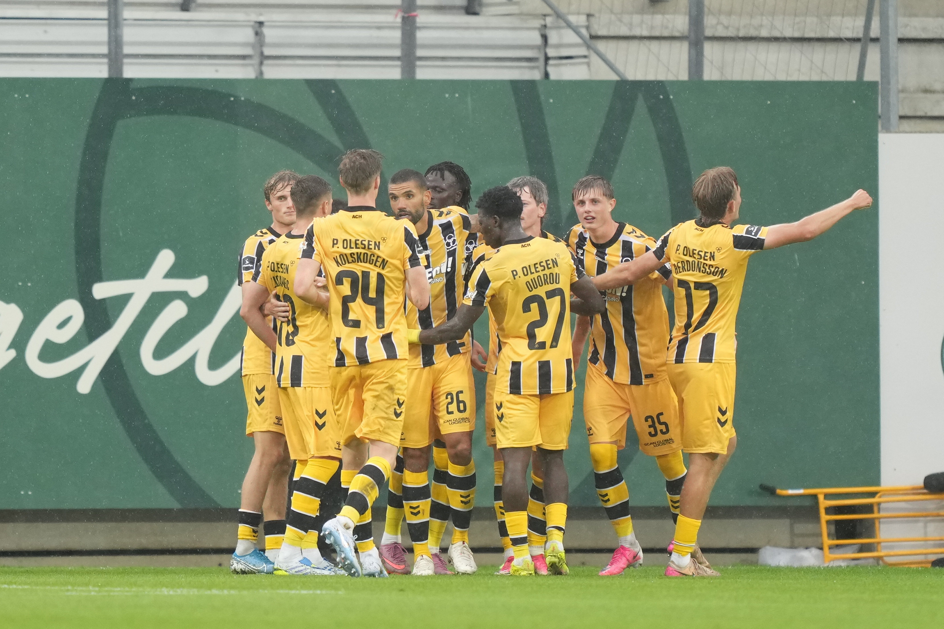 Horsens-spillere jubler over udligningen på straffespark kort før pausen.