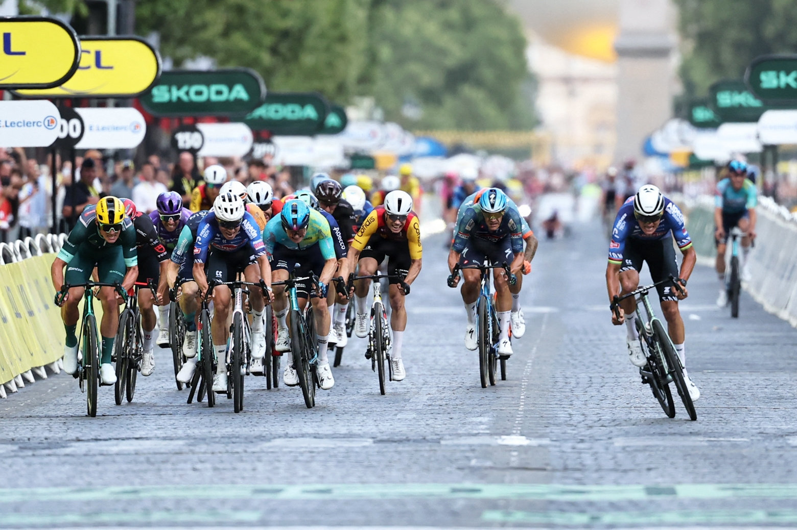 Mathieu van der Poel (th.) holdt blandt andre Mads Pedersen (tv.) bag sig i den afsluttende spurt i årets Tour de France.