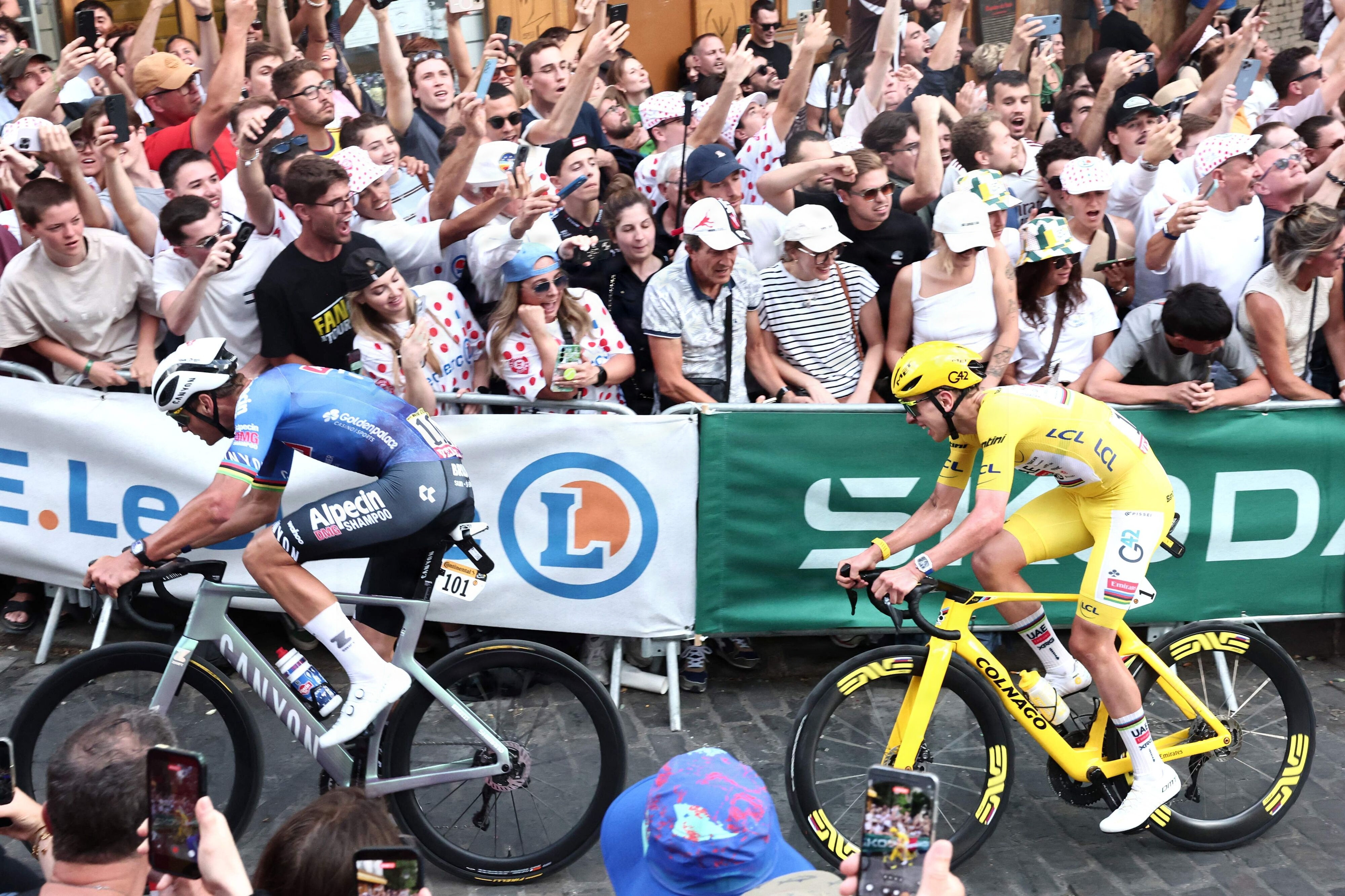 Mathieu van der Poel og Tadej Pogacar slog hul til feltet på Montmartre-stigningen. Men til sidst havde hollænderen flest kræfter.