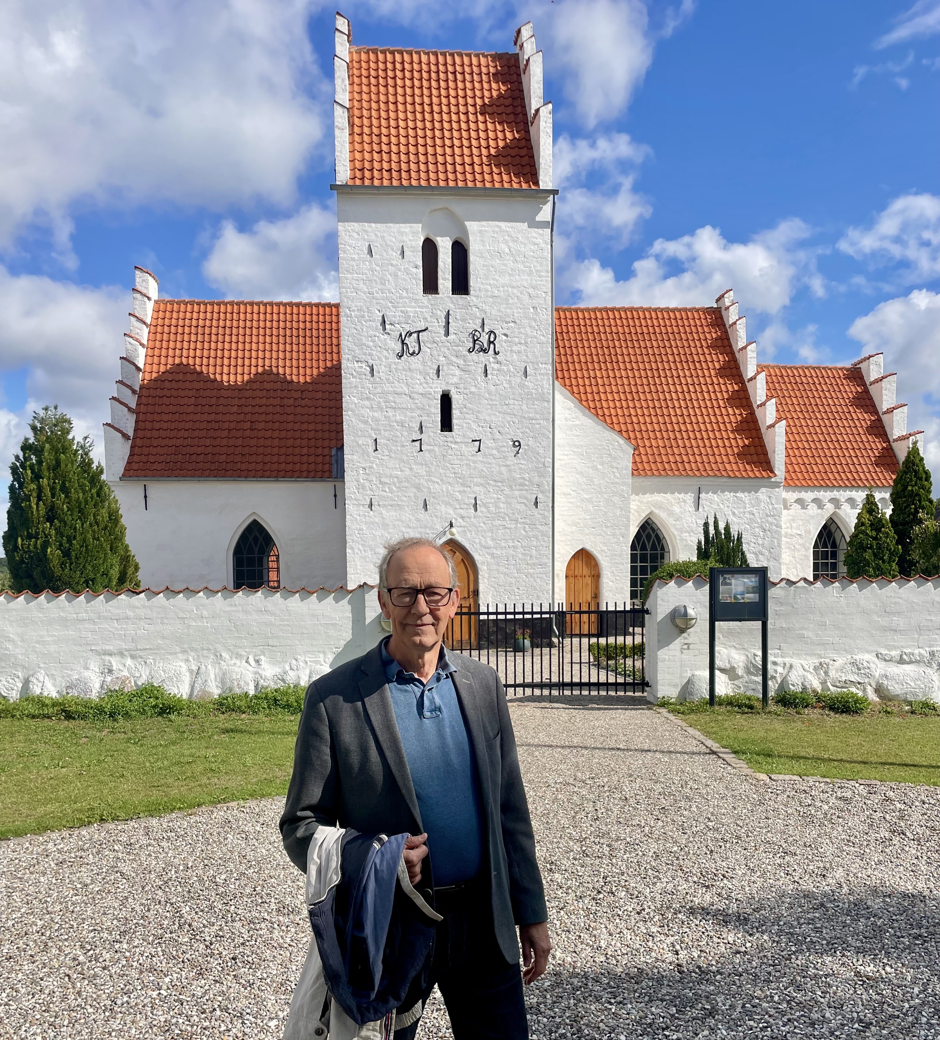 Formand for menighedsrådet Lars Refsgaard Henriksen foran kirken, som har plads til 125 besøgende.