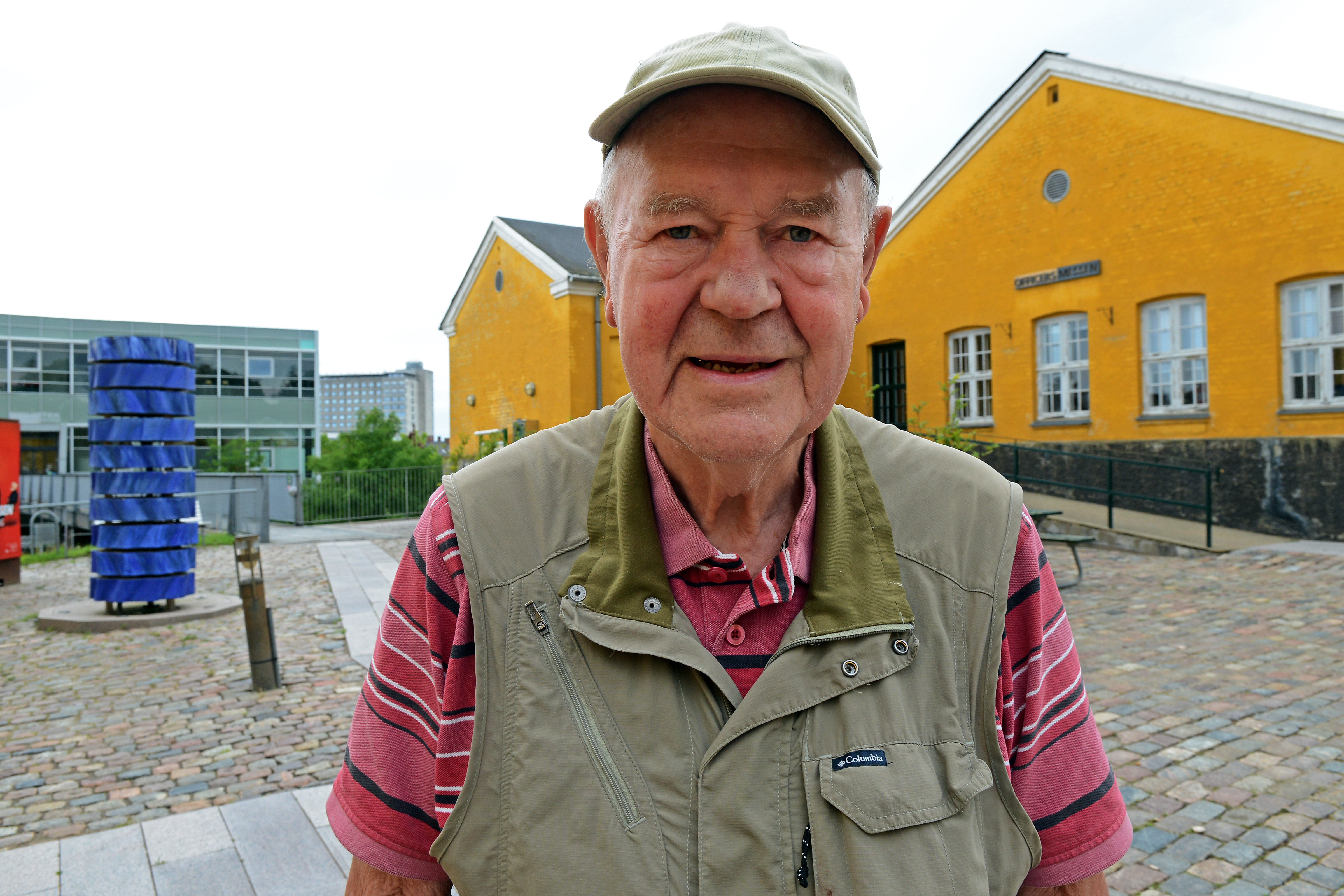 Henning Jensen på toppen af sandbanken i Næstved, hvor nyt og gammelt mødes via kulturbroen. I baggrunden ses Sygehuset, som han kæmpede for. Henning Jensen var borgmester fra 1988-2011. Han er fyldt 80 år og holder stadig af sin by.
