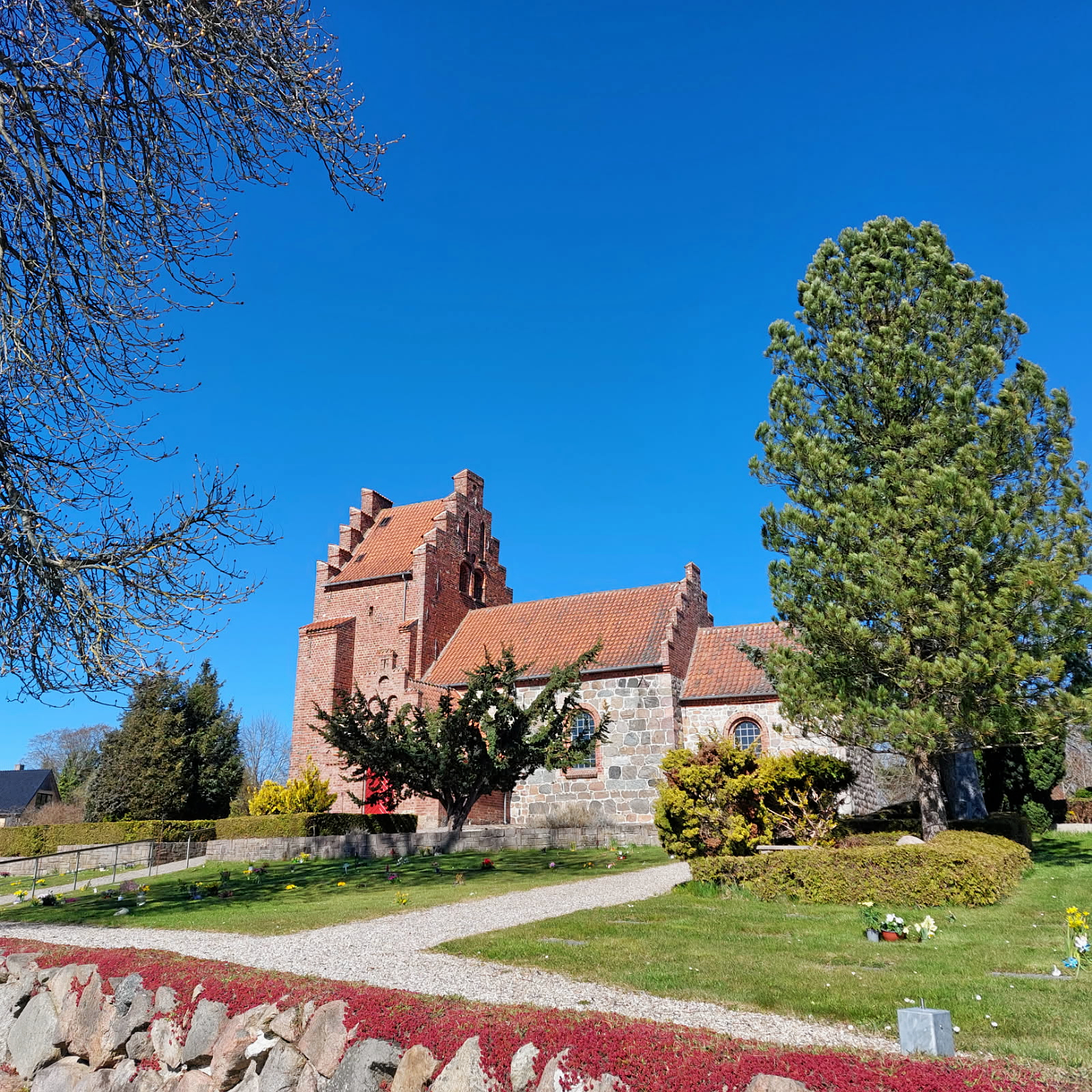 Juniorkonfirmander får en oplevelsesrig uge med bibelhistorier, lege og kirkeskattjagt i Blovstrød Kirke.