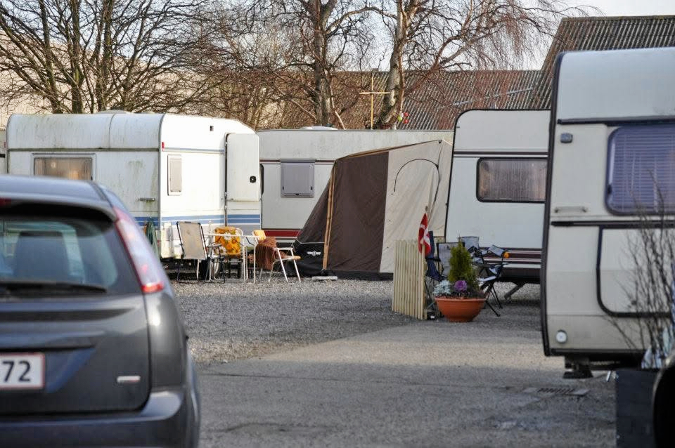 De mange campingvogne pyntede ikke just i landskabet, men de var perfekte til tv-holdet fra DR's krimiserie. Her ses et foto fra optagedagen.
