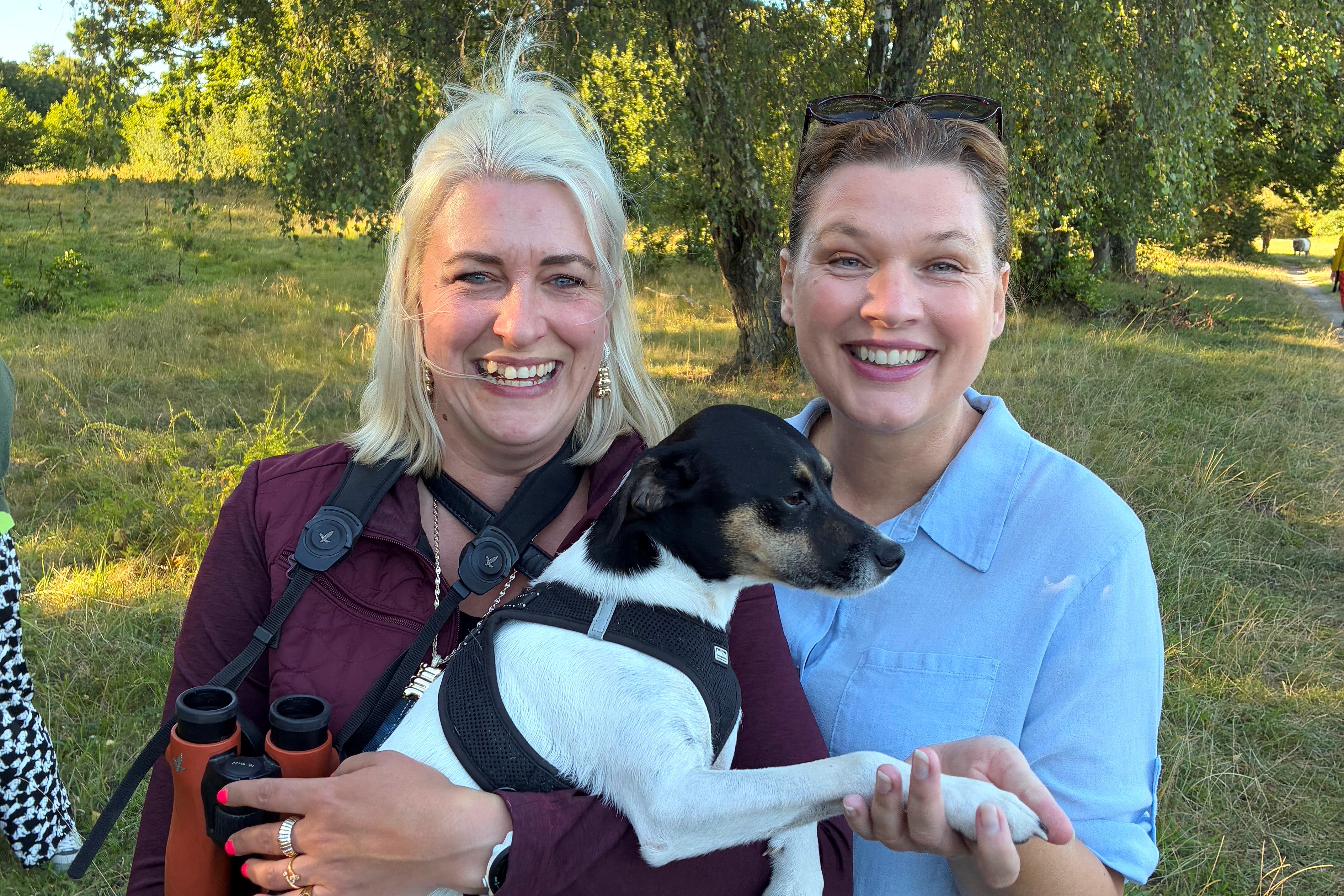 Natruen har brug for, at vi passer bedre på den, skriver Louise Mehnke (til højre) i dette debatindlæg. Her ses hun sammen biolog, ornitolog og naturformidler Vicky Knudsen og hunden Gunnar.