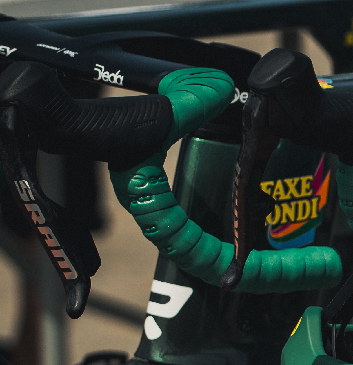 Trøjer, cykler og udstyr har fået et nyt udtryk, når Uno-X Mobility Cycling stiller til start i Danmark Rundt. - Uno-X Mobility Cycling Trøjer, cykler og udstyr har fået et nyt udtryk, når Uno-X Mobility Cycling stiller til start i Danmark Rundt.