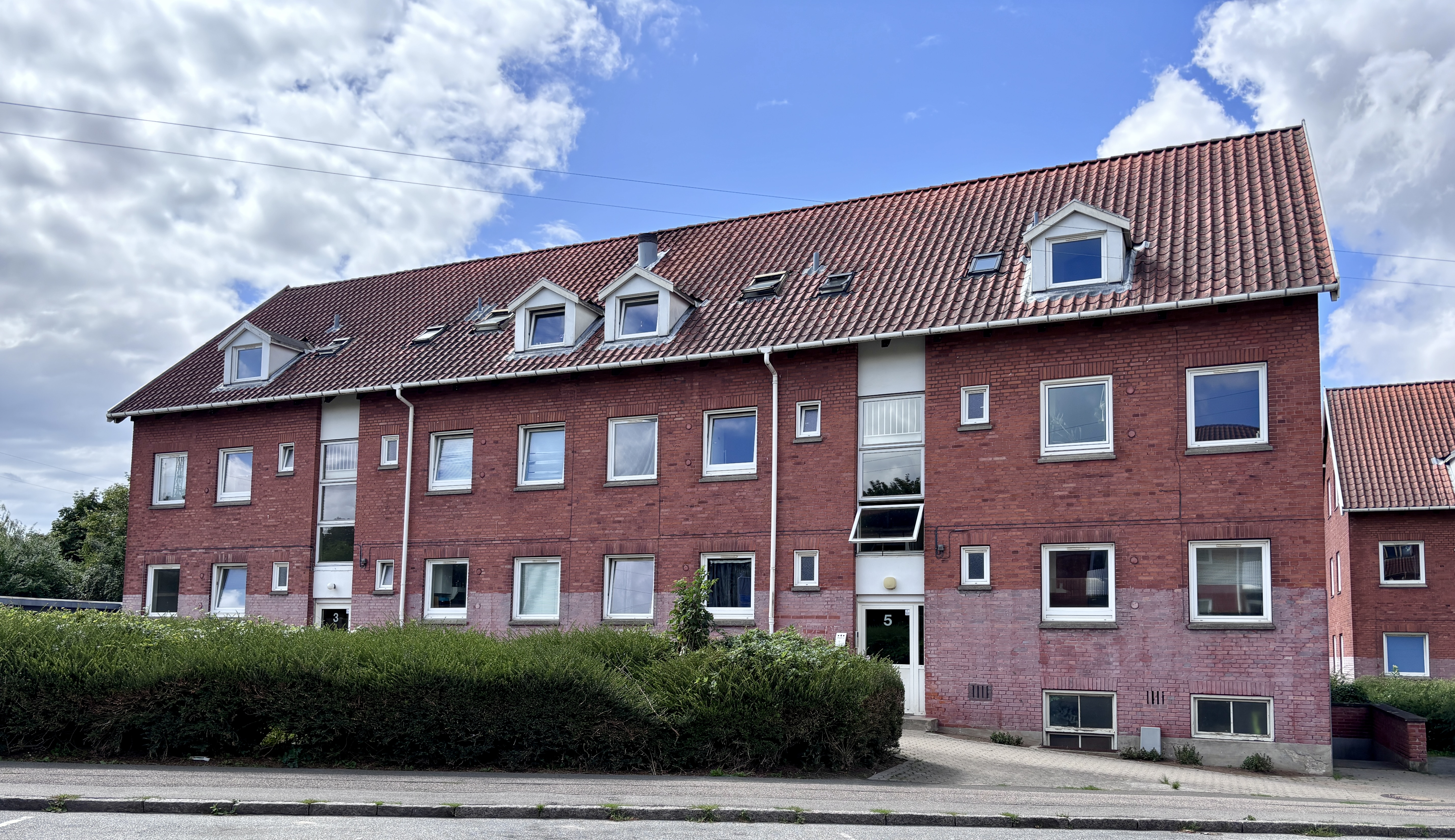 En 61-årig mand blev mandag morgen overfaldet på en adresse på Kærmindevej i Næstved.