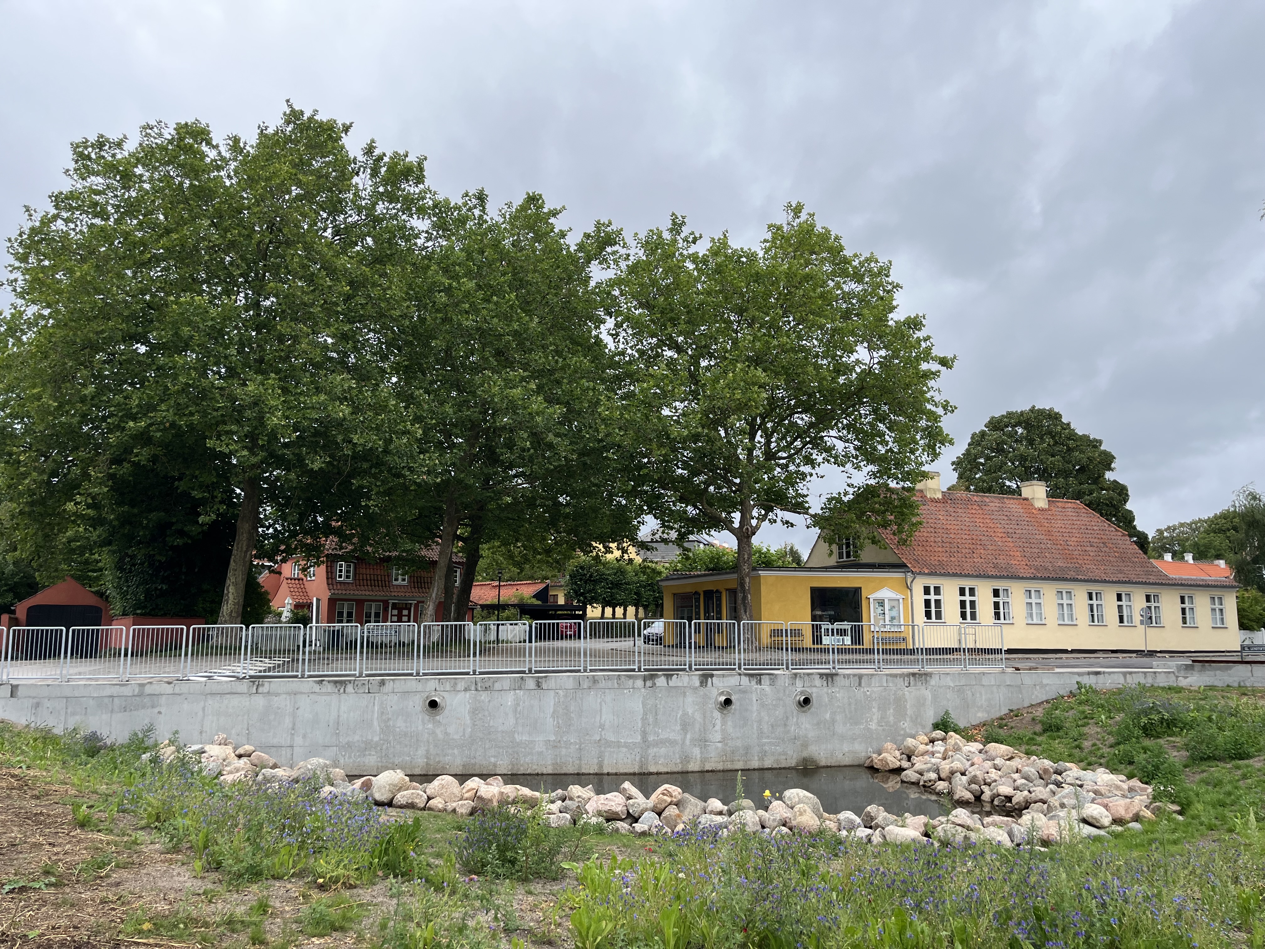 Beboerne i den historiske bydel har kritiseret både betonmur og stålhegn. Nu lover kommunen ændringer, og borgerne får medbestemmelse.