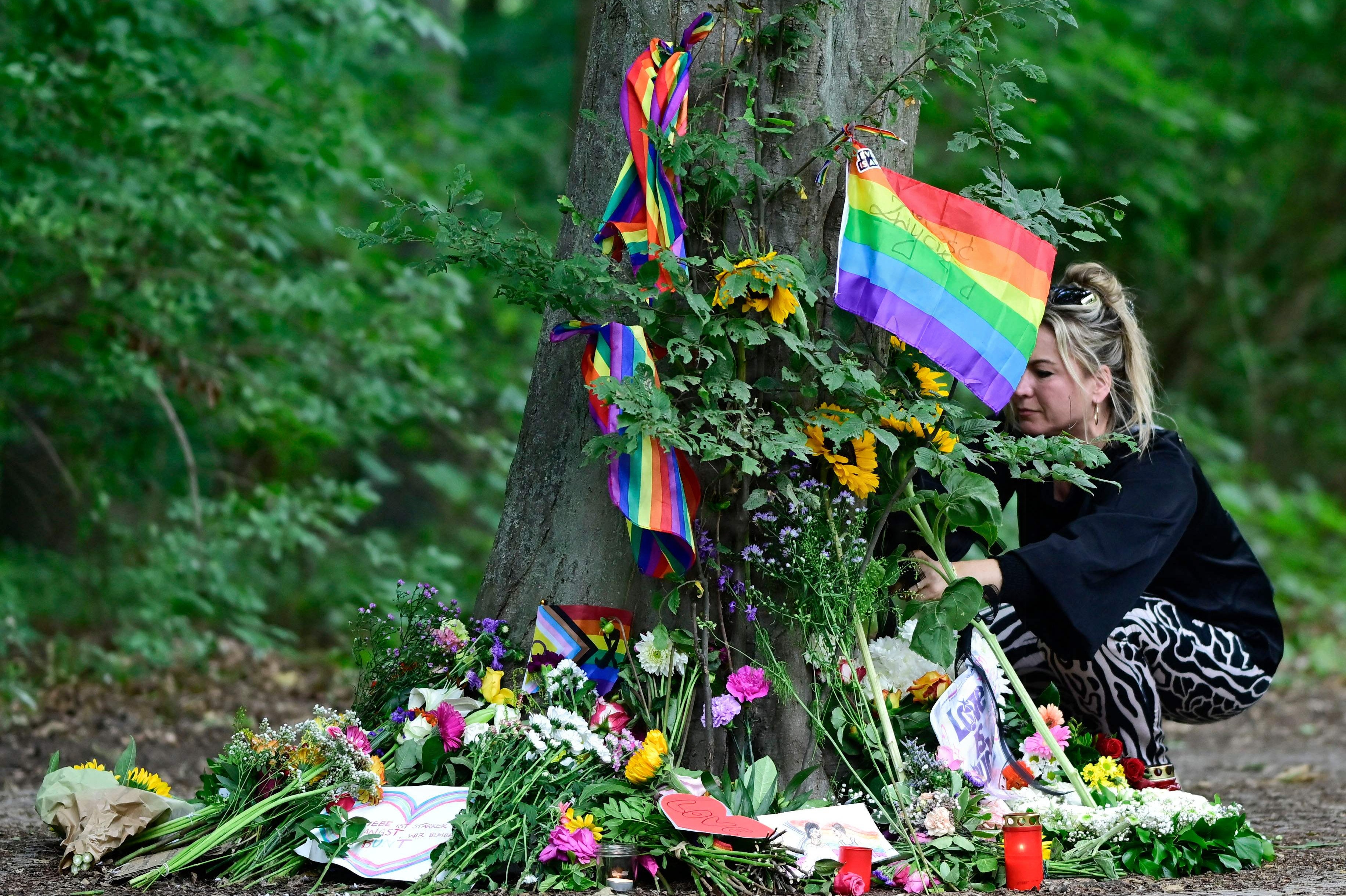 En kvinde lægger blomster på stedet, hvor en varevogn lørdag påkørte en menneskemængde i Tiergarten i Berlin.