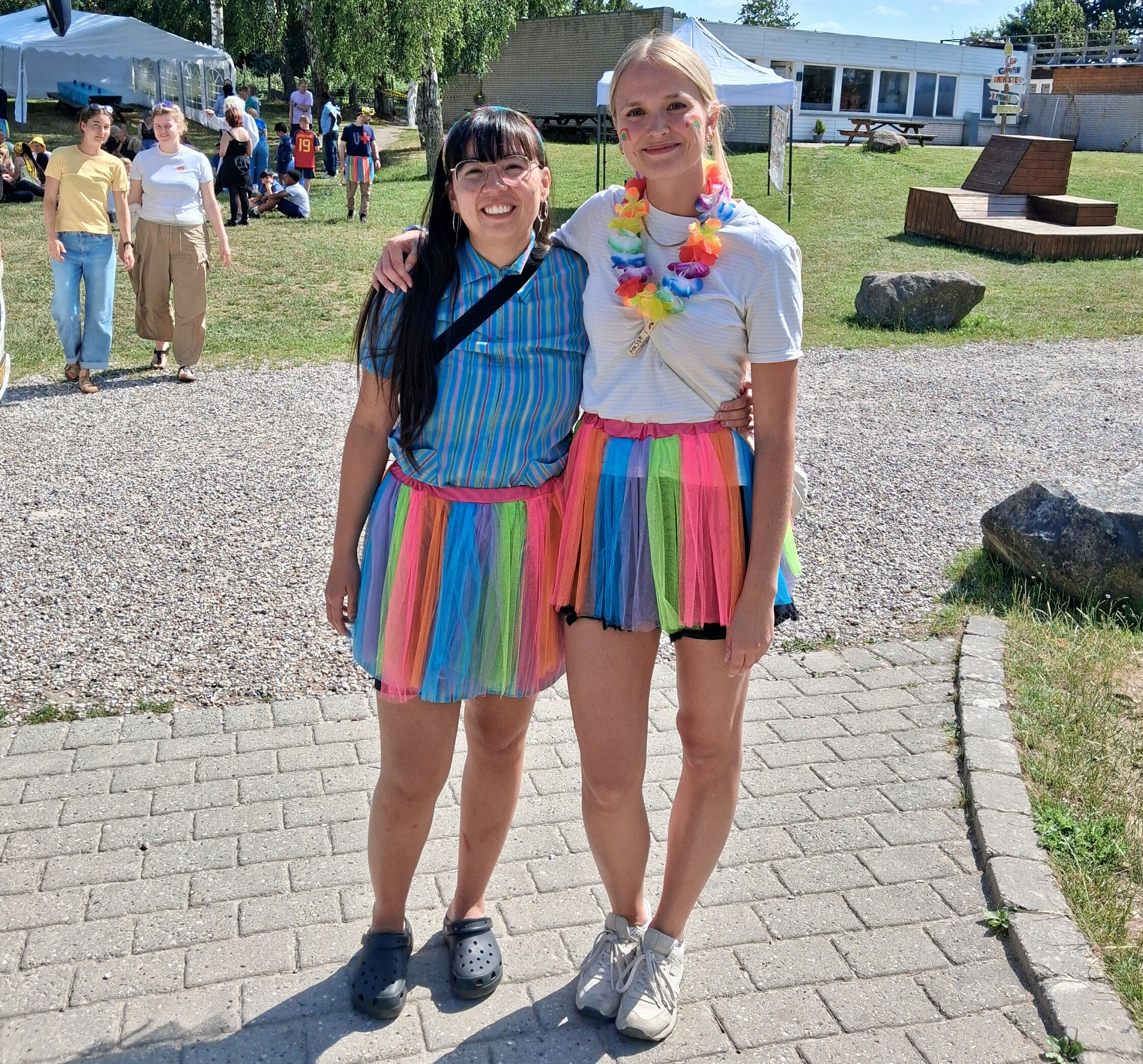 På billedet ses to af lejrlederne, som gav børnene en uforglemmelig uge.