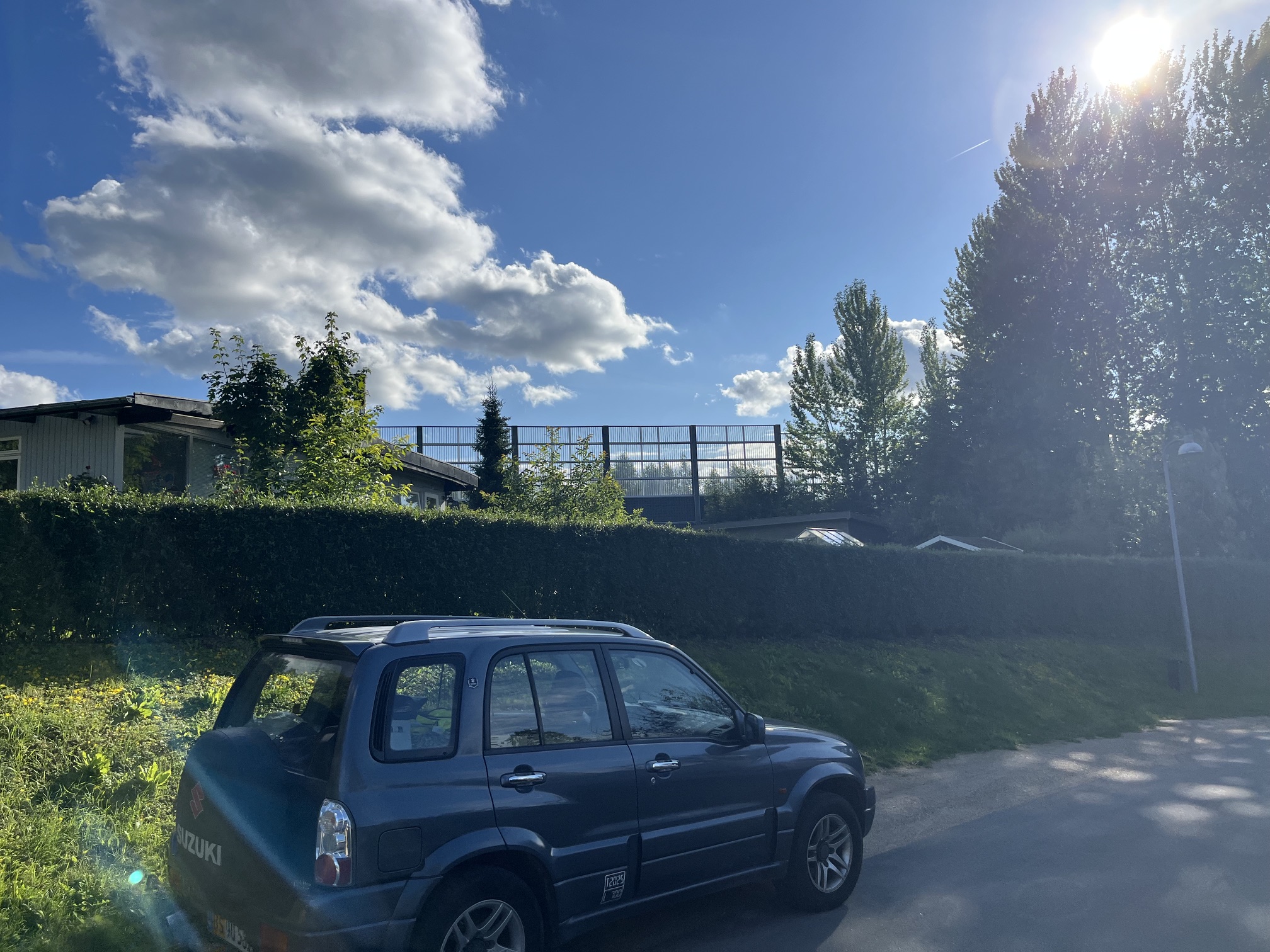 Foto fra Brådebæk, der viser, hvor tæt og højt, de glasbestykkede støjskærme opleves. "Der burde måske aldrig have været bygget så tæt på motorvejen, men grundene har nok været på tilbud", skriver Jesper Winther Andersen i sit forslag til en billedtekst..